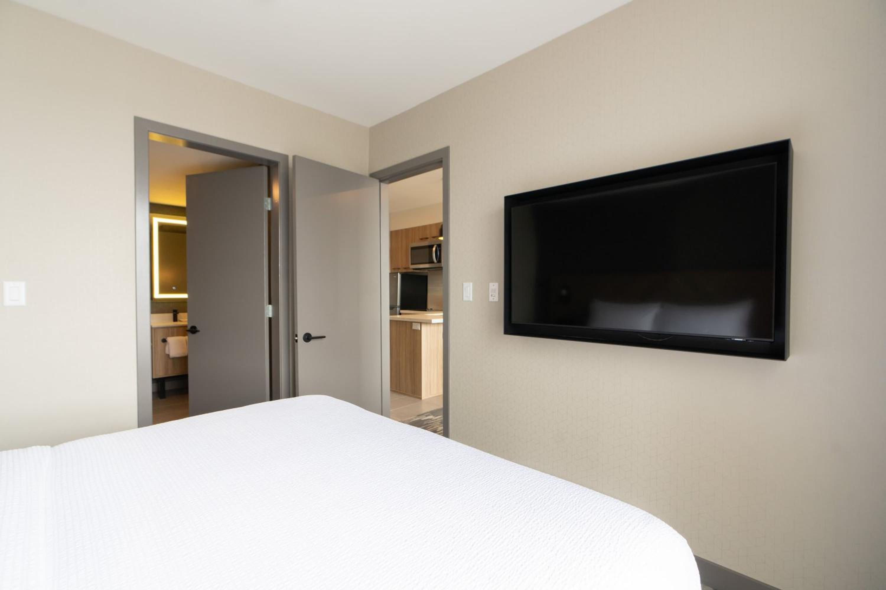 Standard Suite, 1 King Bed, Kitchen photo 2
