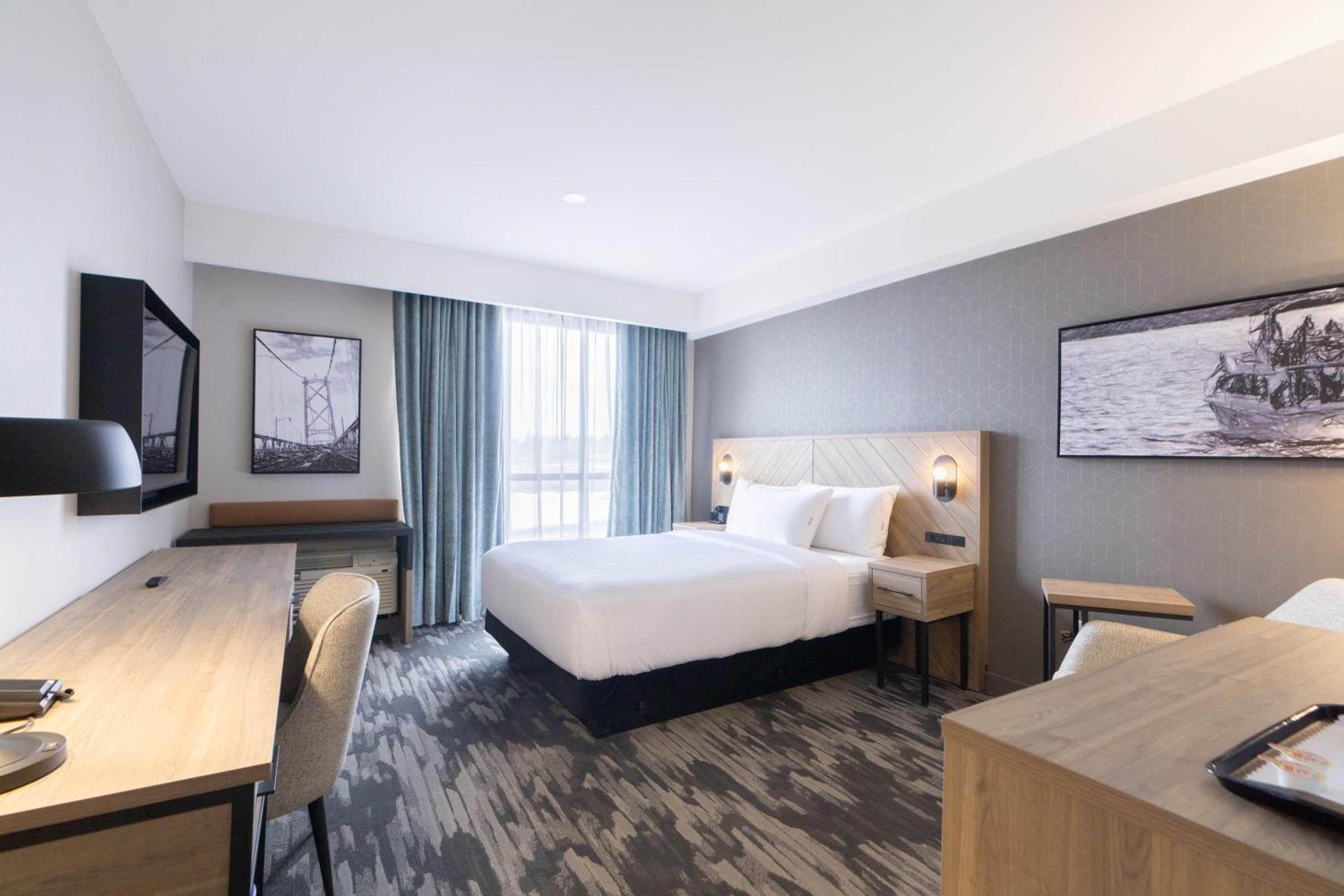 Accessible Room, 1 Queen Bed, Roll-In Shower photo 1