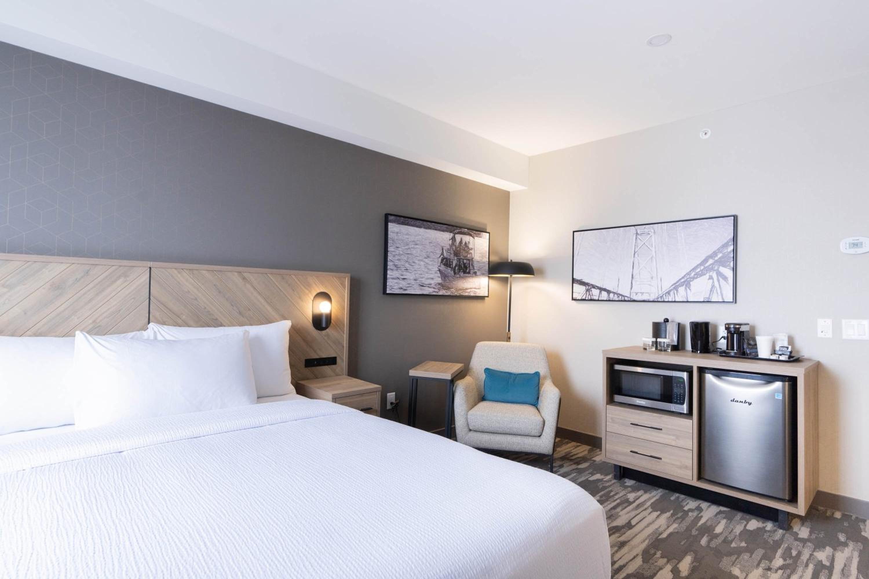 Accessible Room, 1 Queen Bed, Roll-In Shower photo 2
