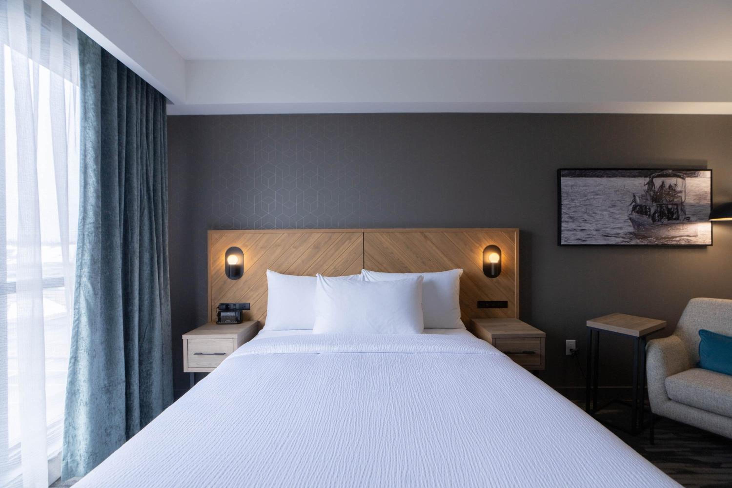 Accessible Room, 1 Queen Bed, Roll-In Shower photo 3