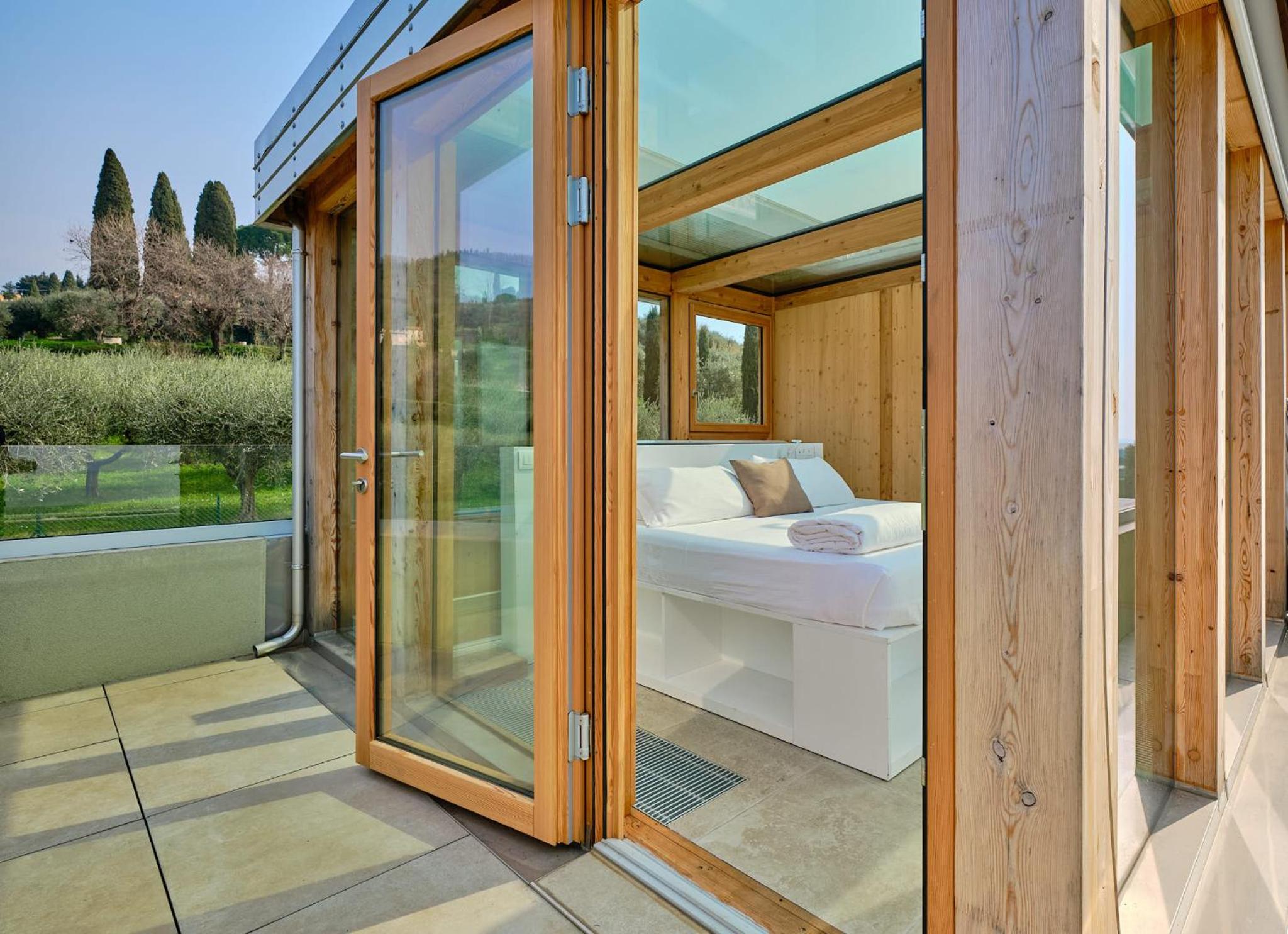 One-Bedroom Apartment with Whirlpool and Lake view