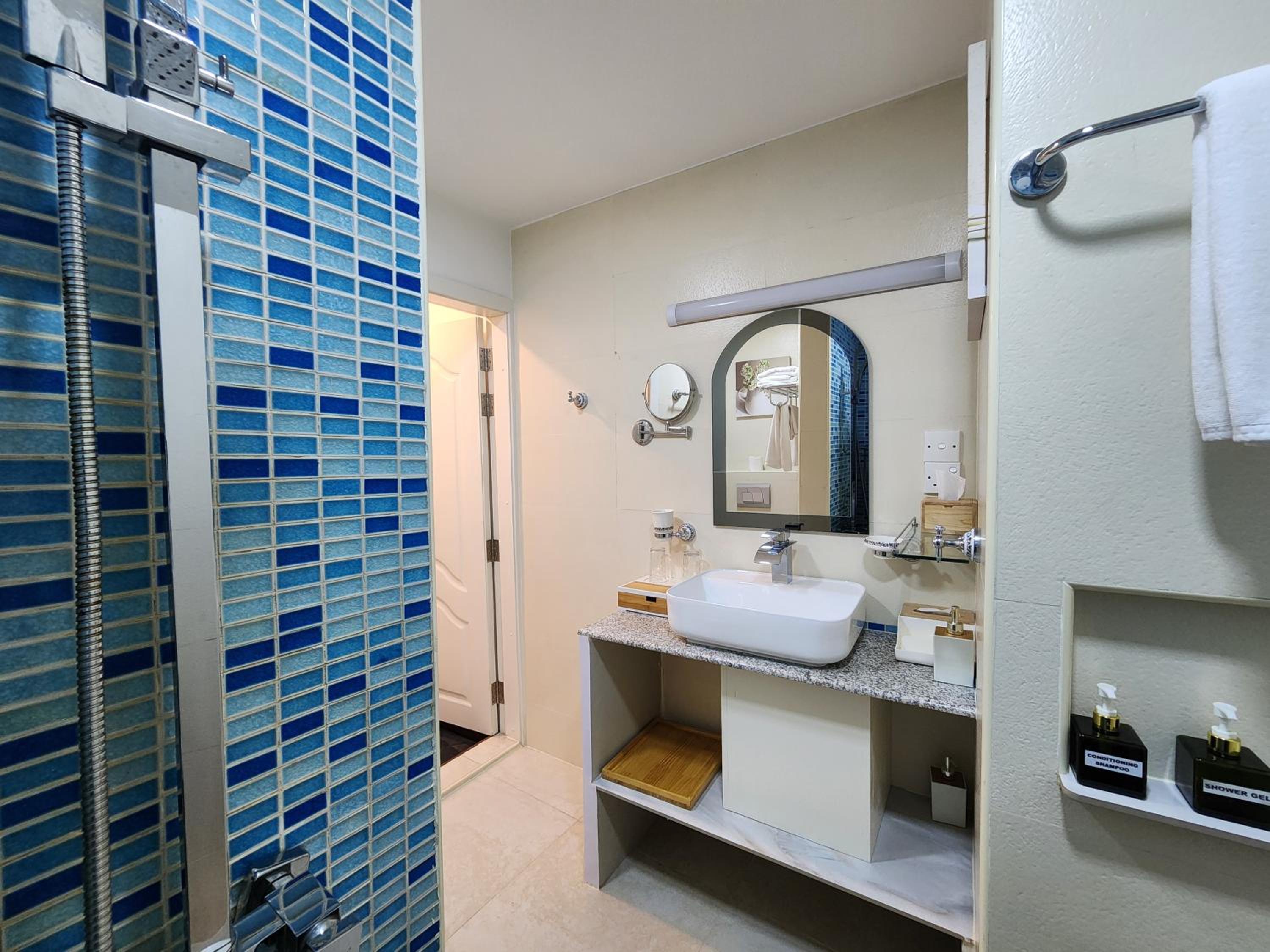 Deluxe Suite with Sea View - Photo 2