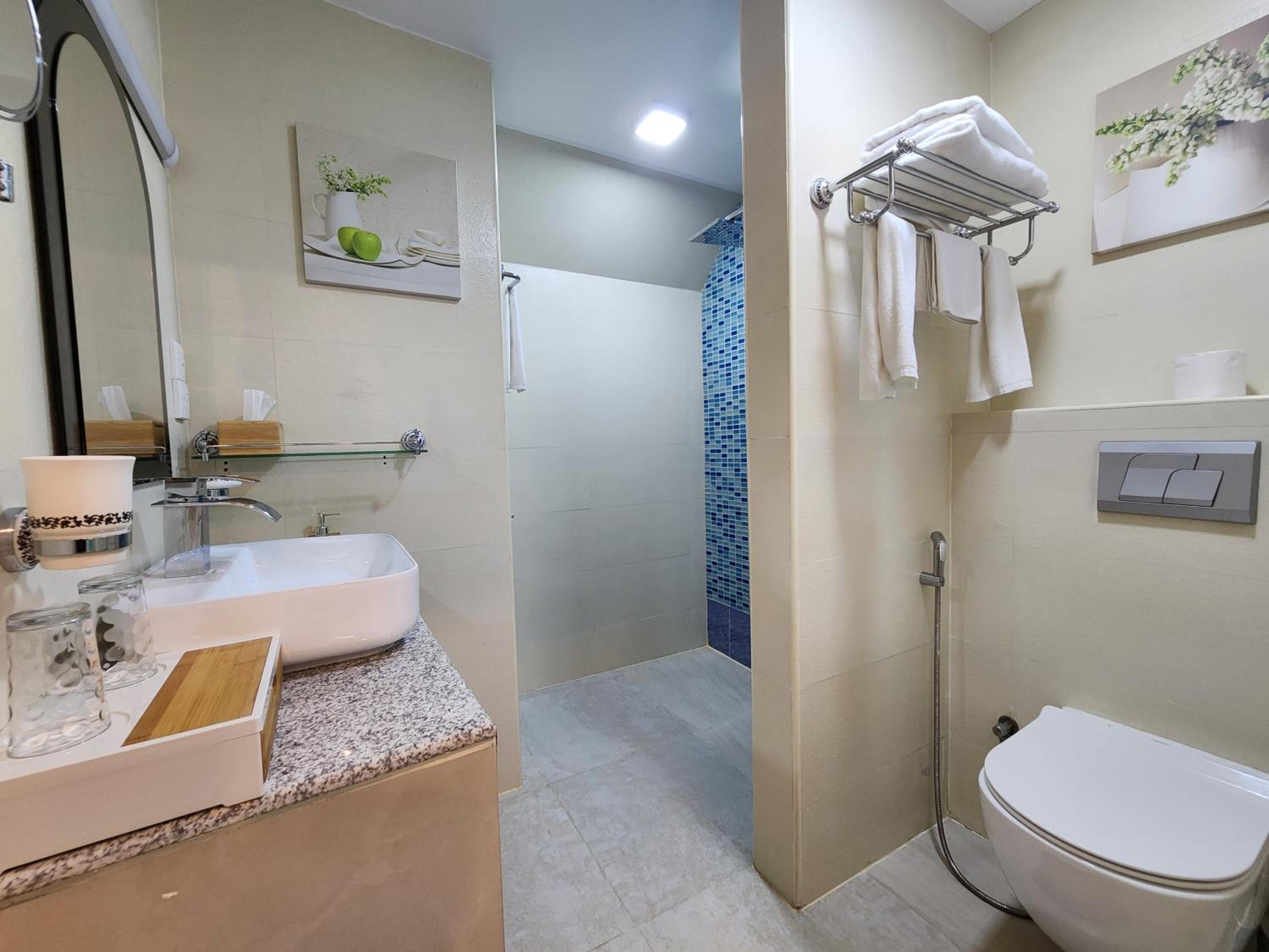 Deluxe Suite with Sea View - Photo 4