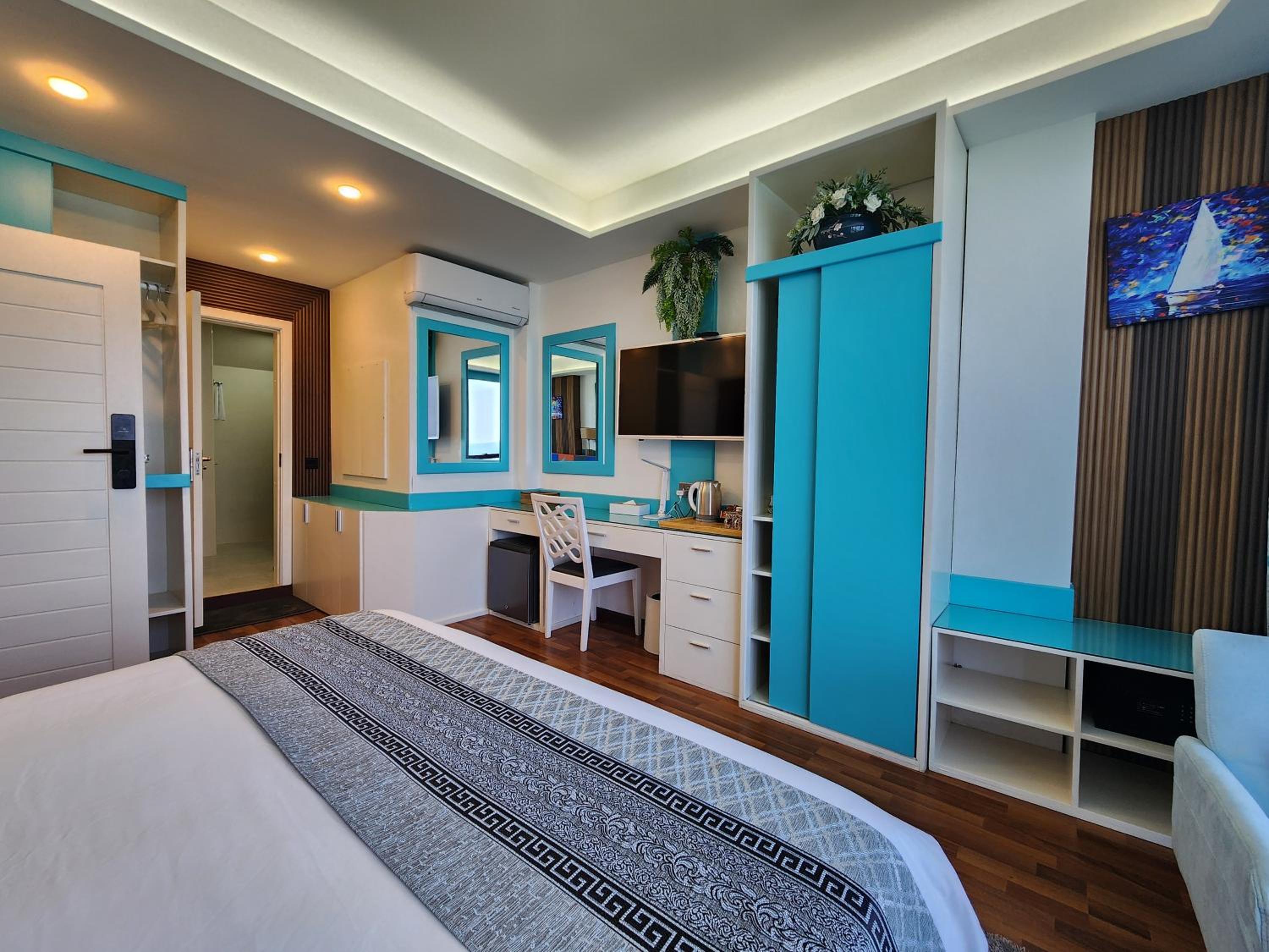 Deluxe Suite with Sea View - Photo 5