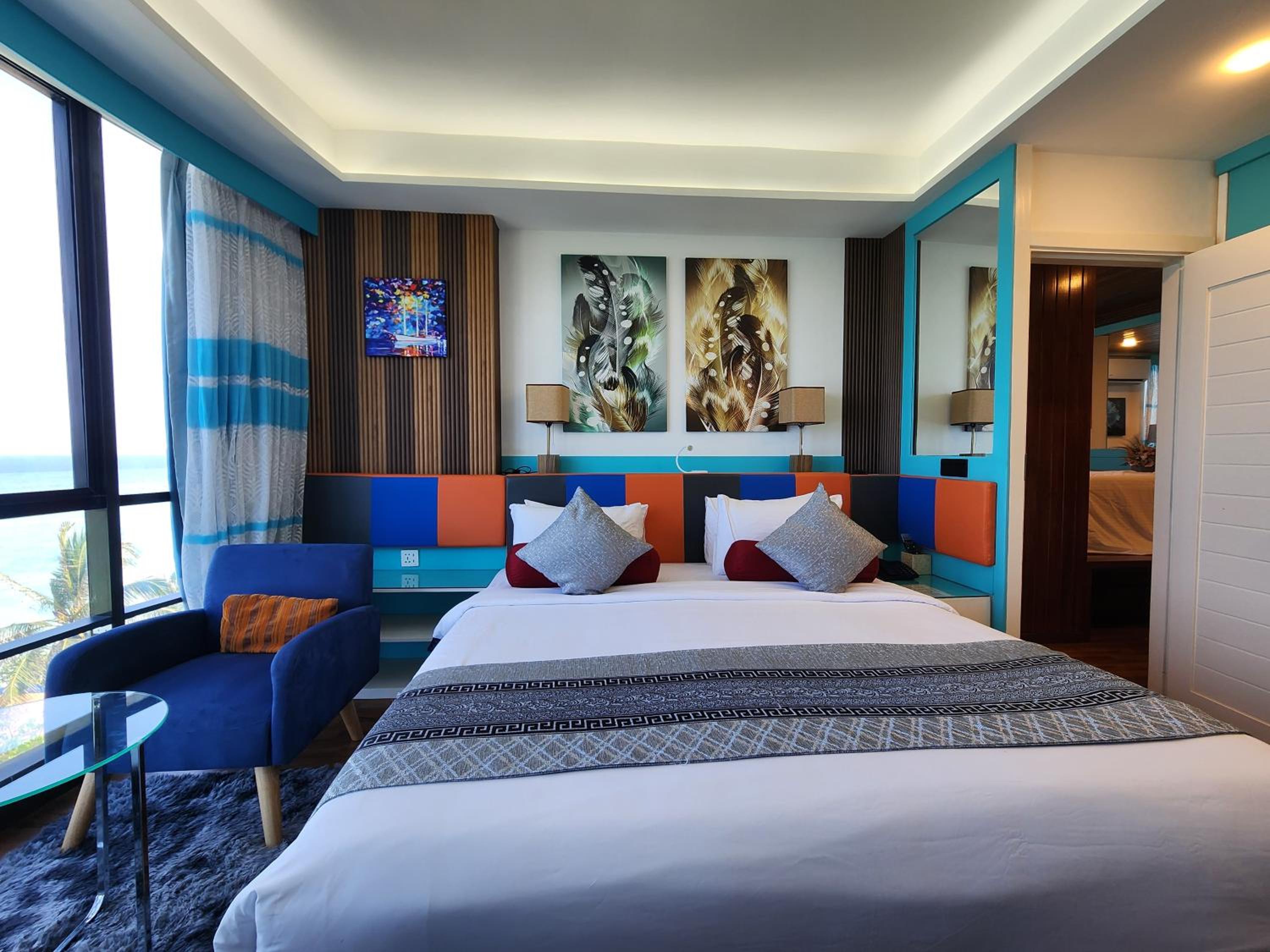 Deluxe Suite with Sea View - Photo 6