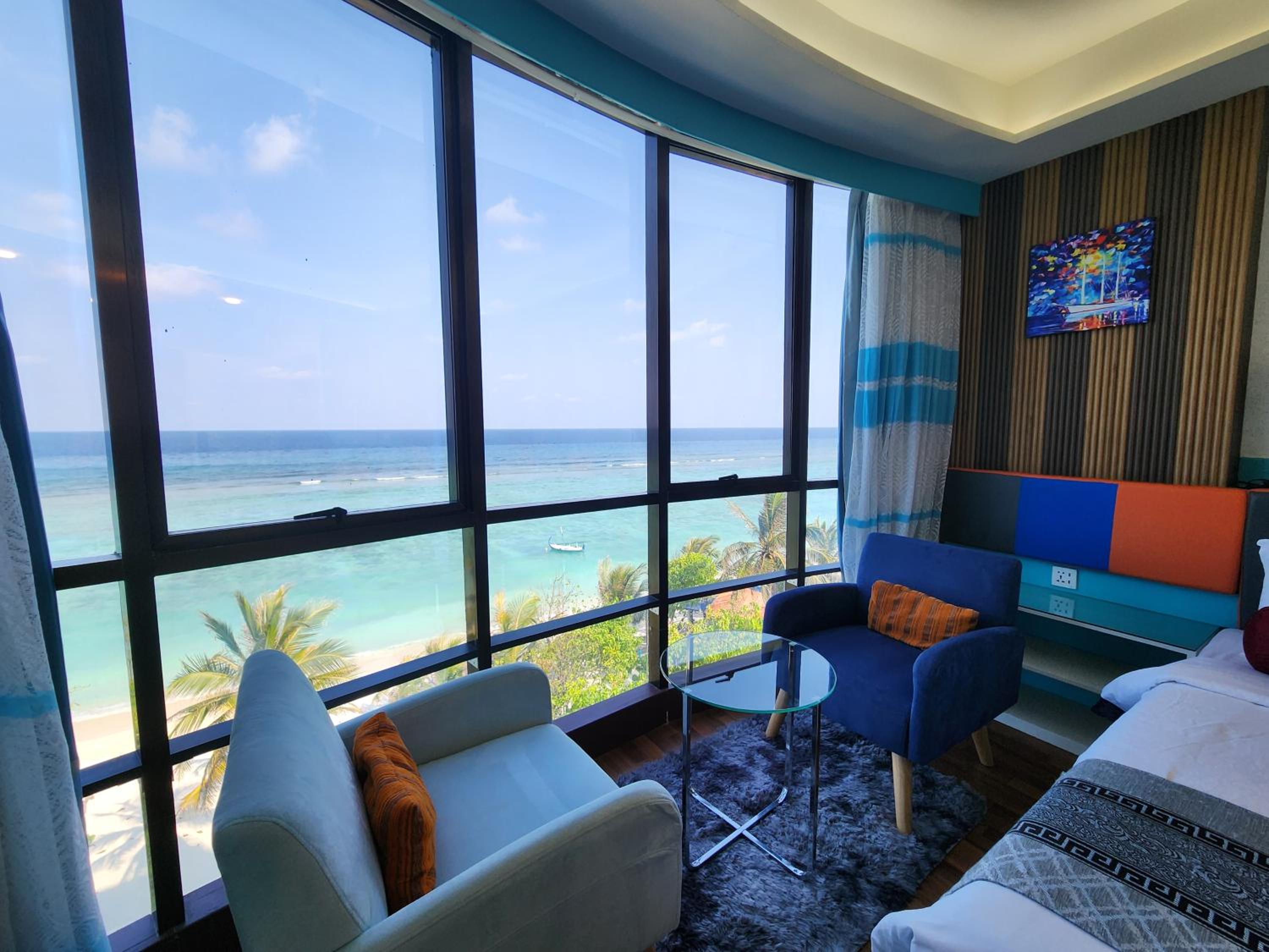 Deluxe Suite with Sea View - Photo 7