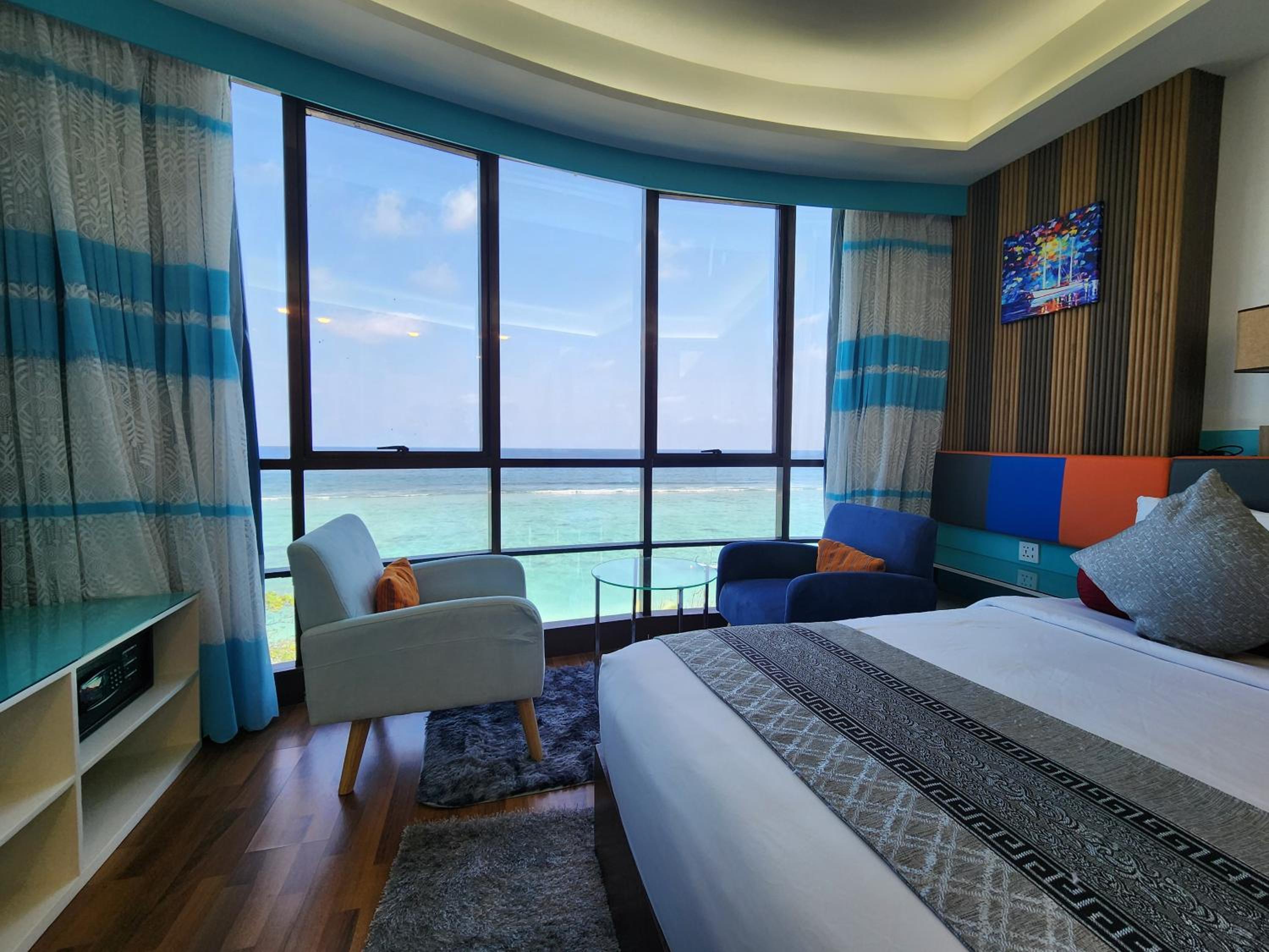 Deluxe Suite with Sea View - Photo 8