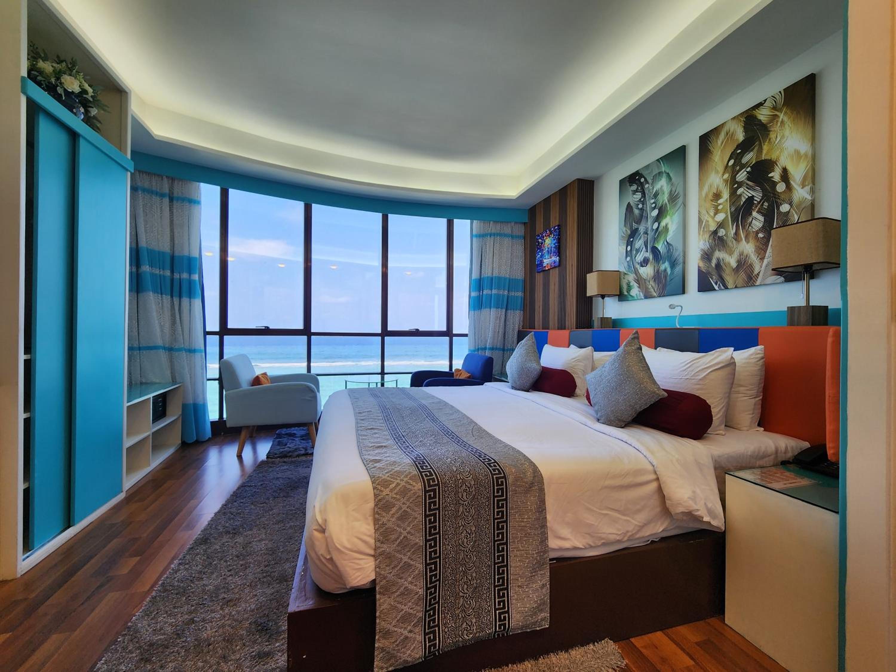Deluxe Suite with Sea View - Photo 9