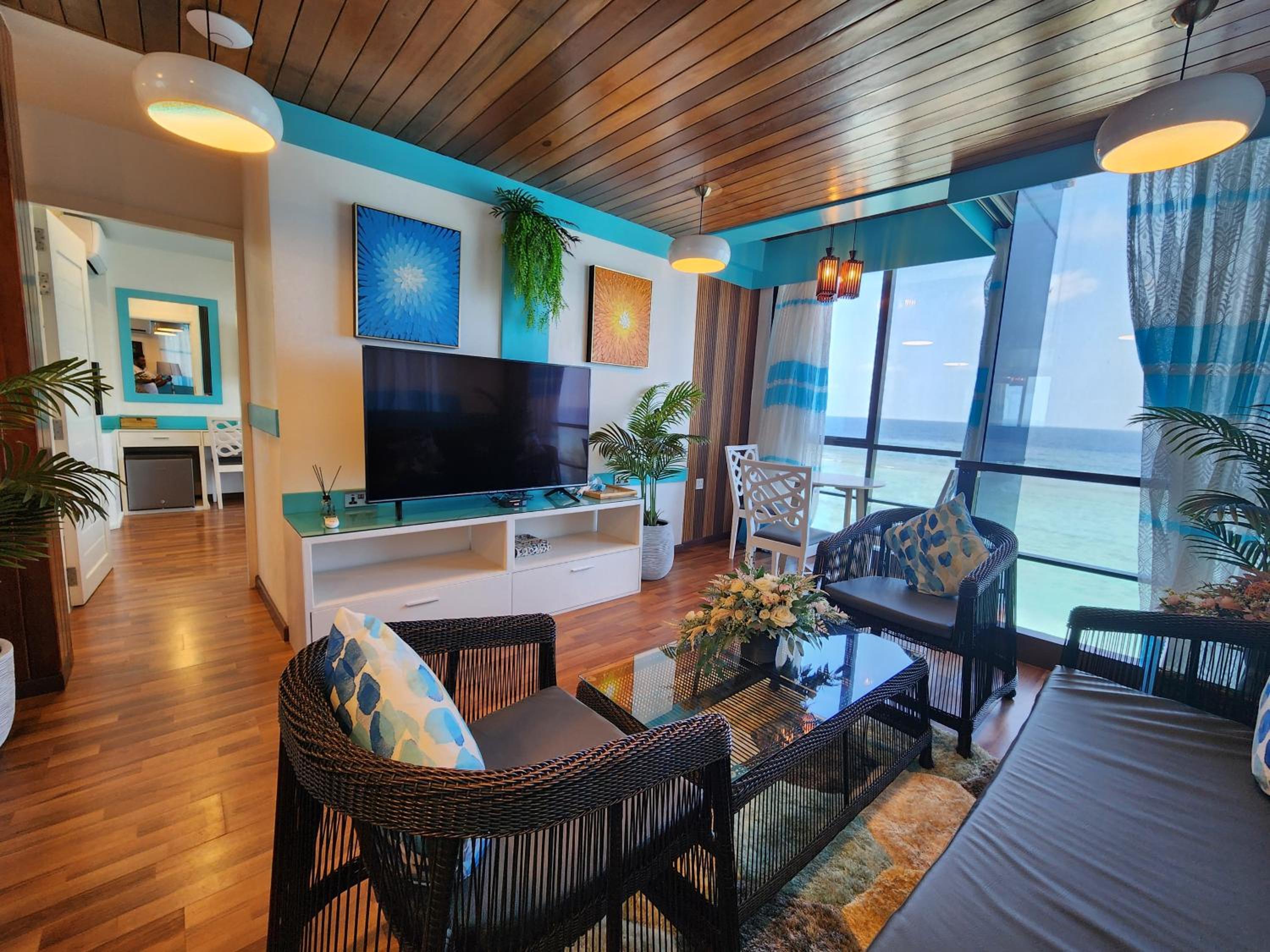 Deluxe Suite with Sea View - Photo 10
