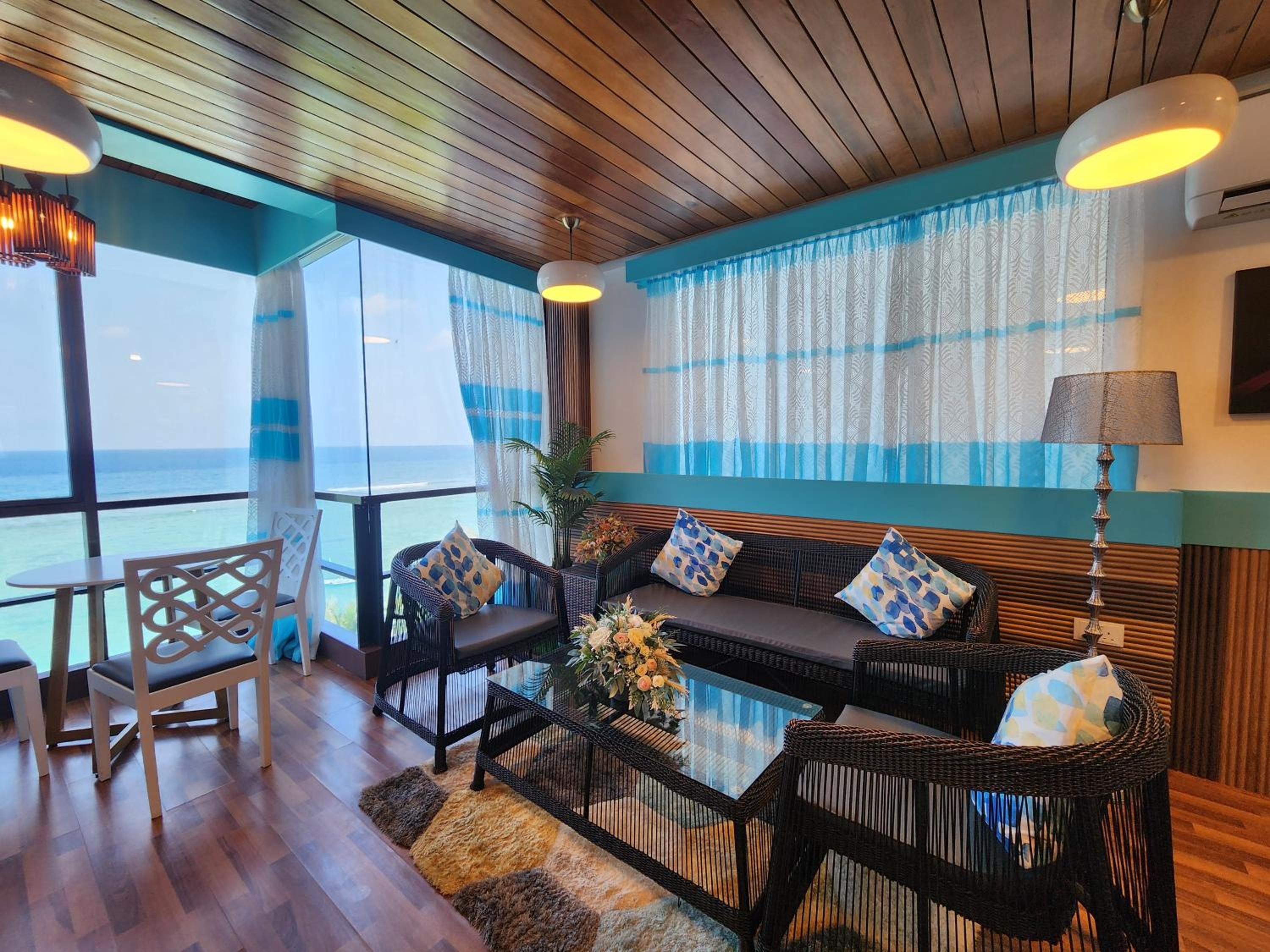 Deluxe Suite with Sea View - Photo 11