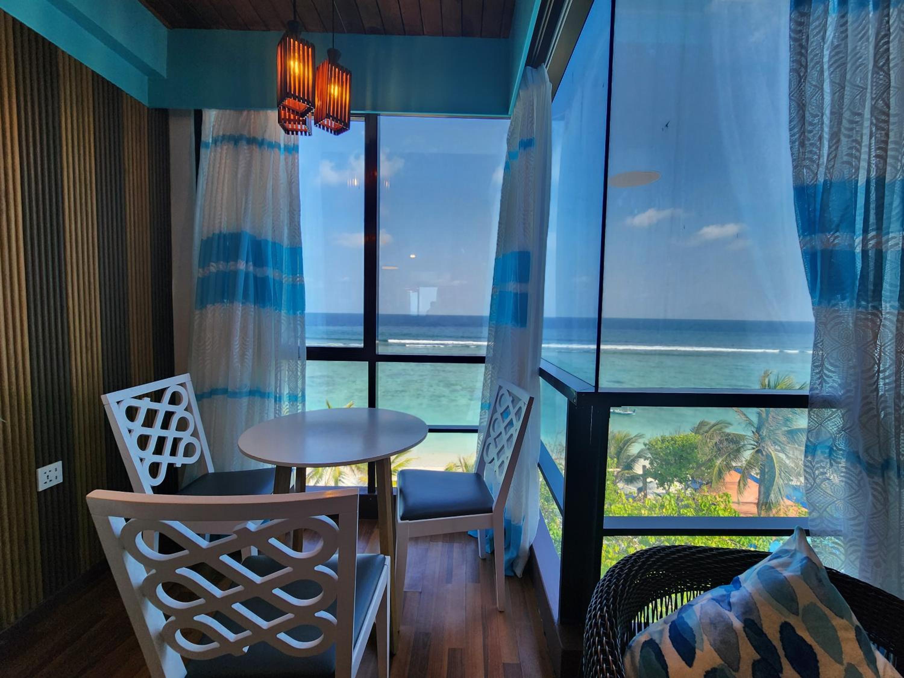 Deluxe Suite with Sea View - Photo 12