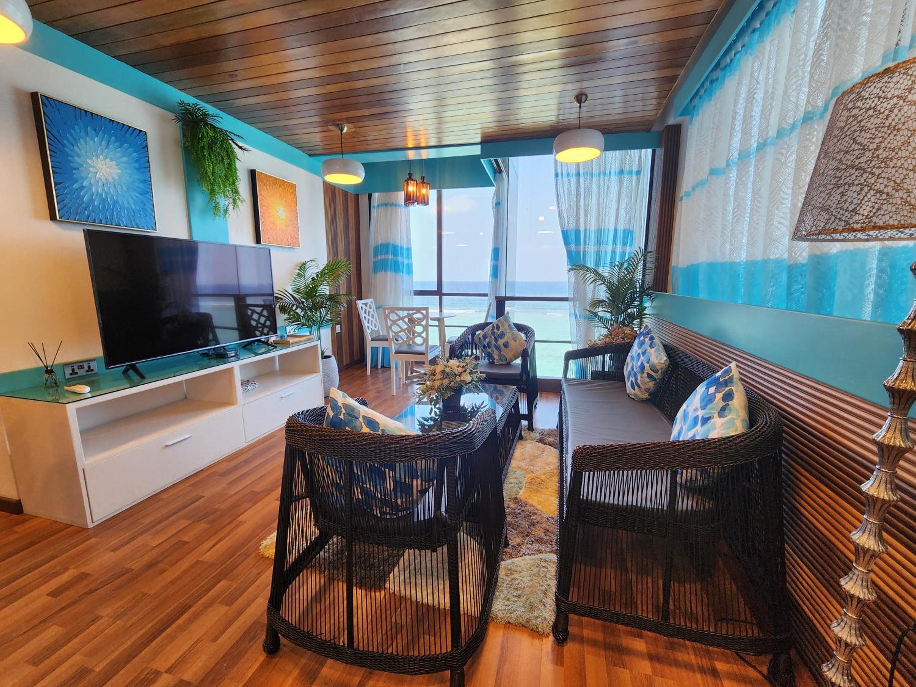 Deluxe Suite with Sea View - Photo 13