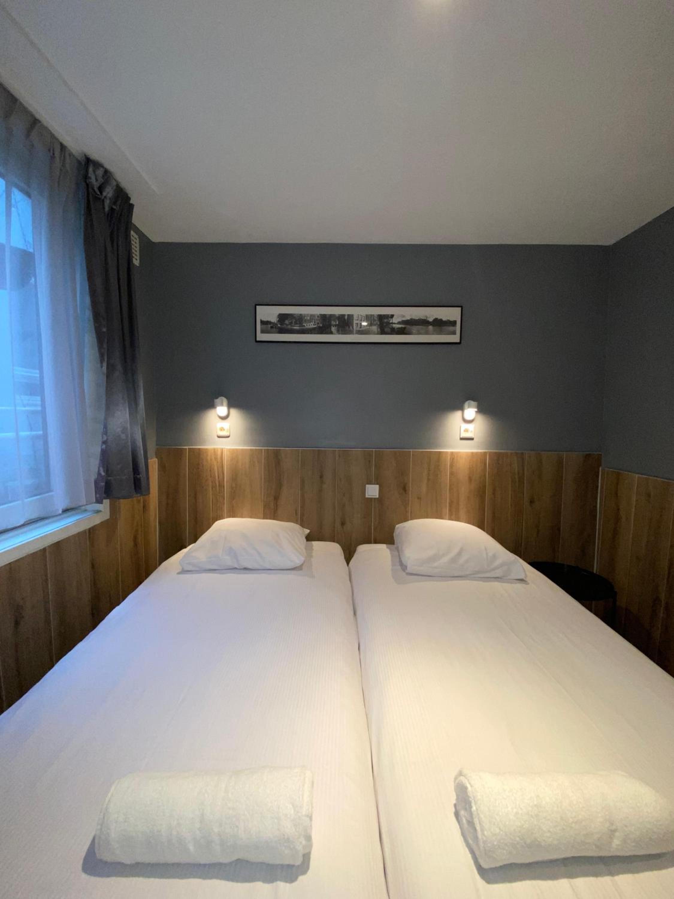 Double or Twin Room with Private Bathroom photo 3