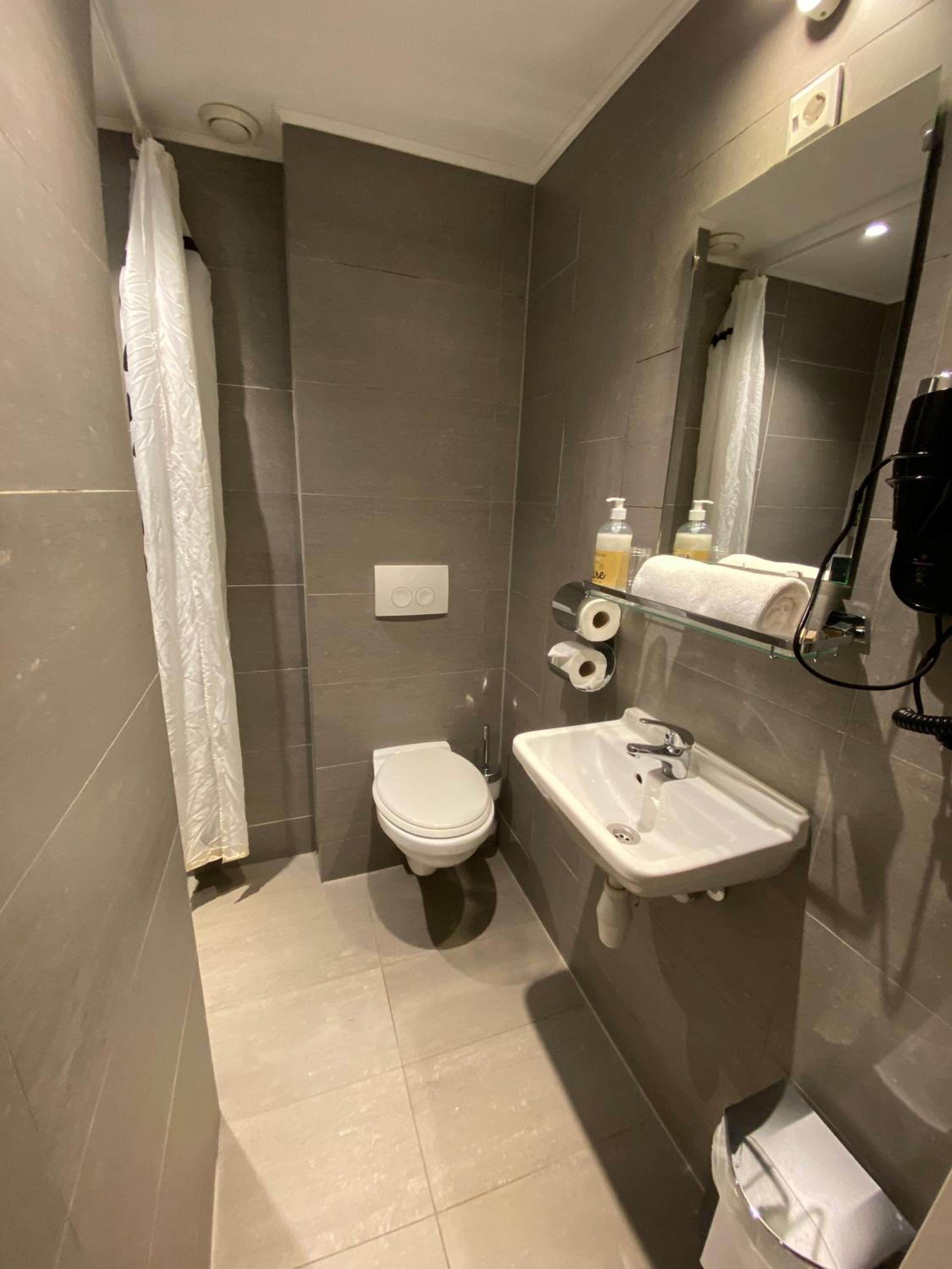 Double or Twin Room with Private Bathroom photo 2