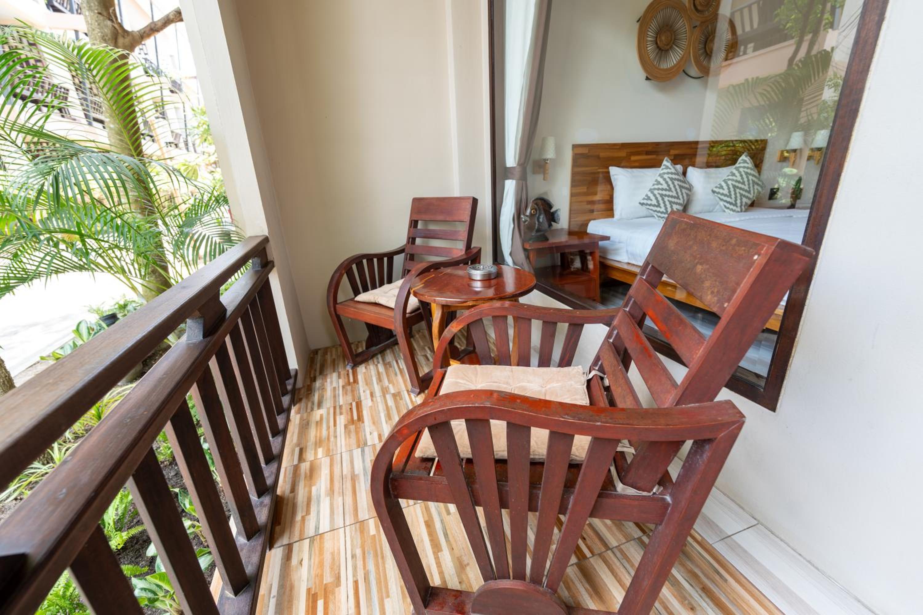 Comfort Triple Room - Street Side Building - Photo 3