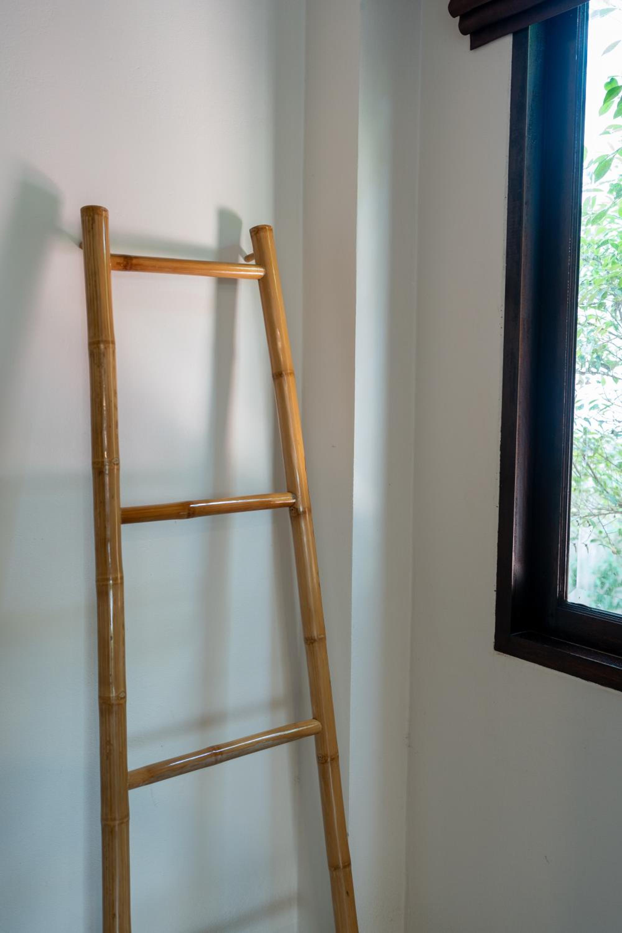 Premium Twin Room - Street Side Building - Photo 6