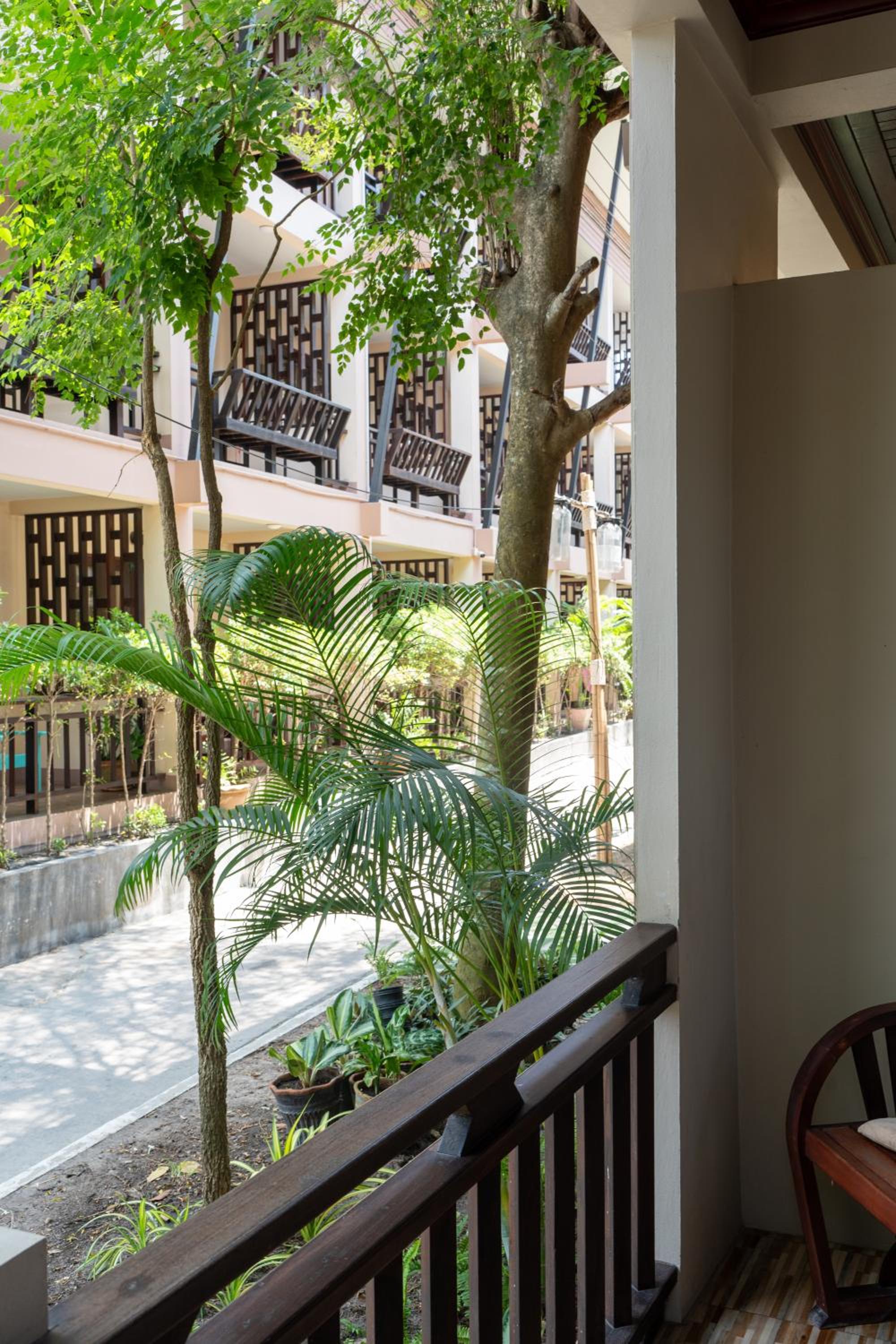 Premium Twin Room - Street Side Building - Photo 2