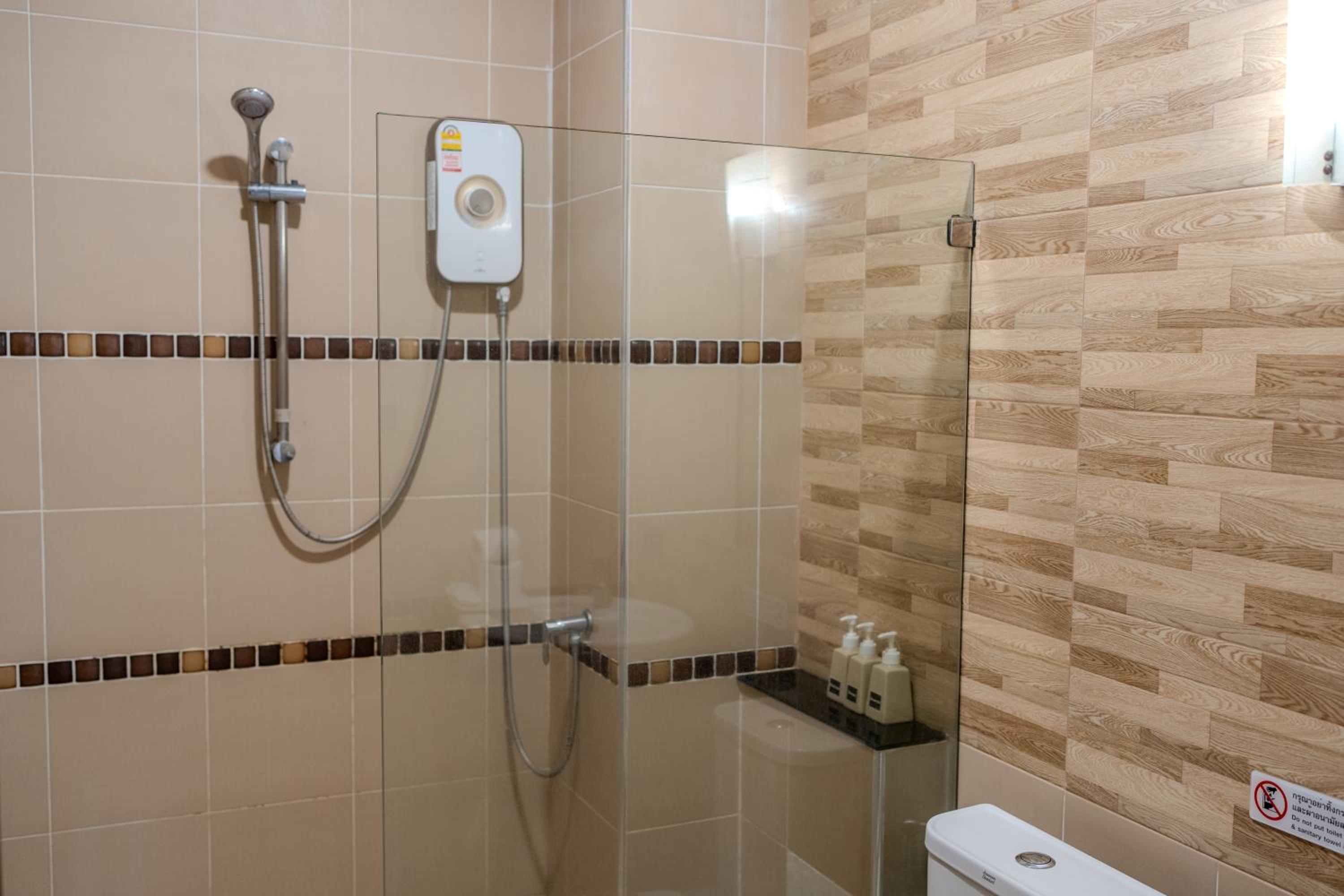 Comfort Triple Room - Street Side Building - Photo 10