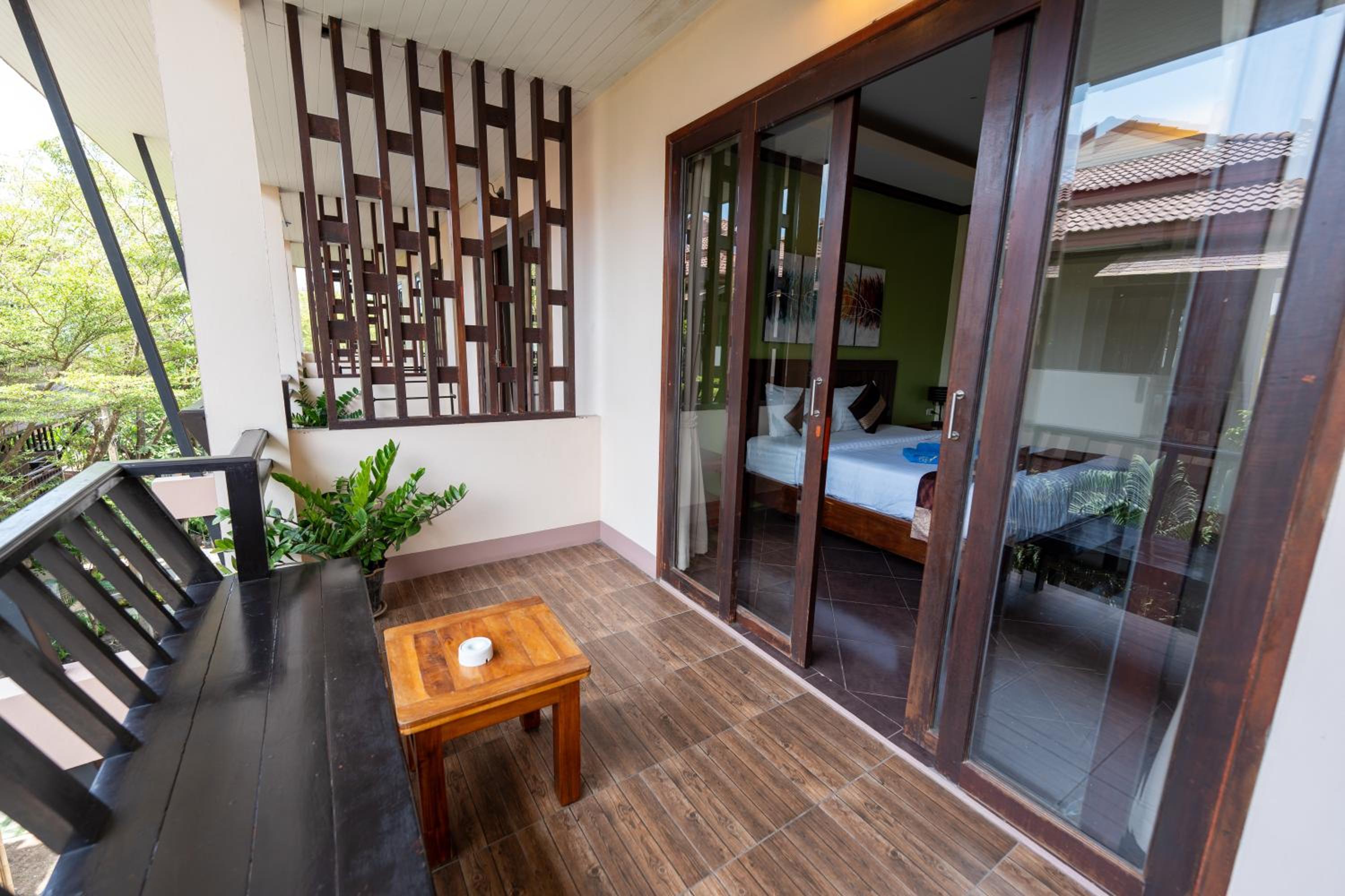 Superior Twin Room - Street Side Building - Photo 4