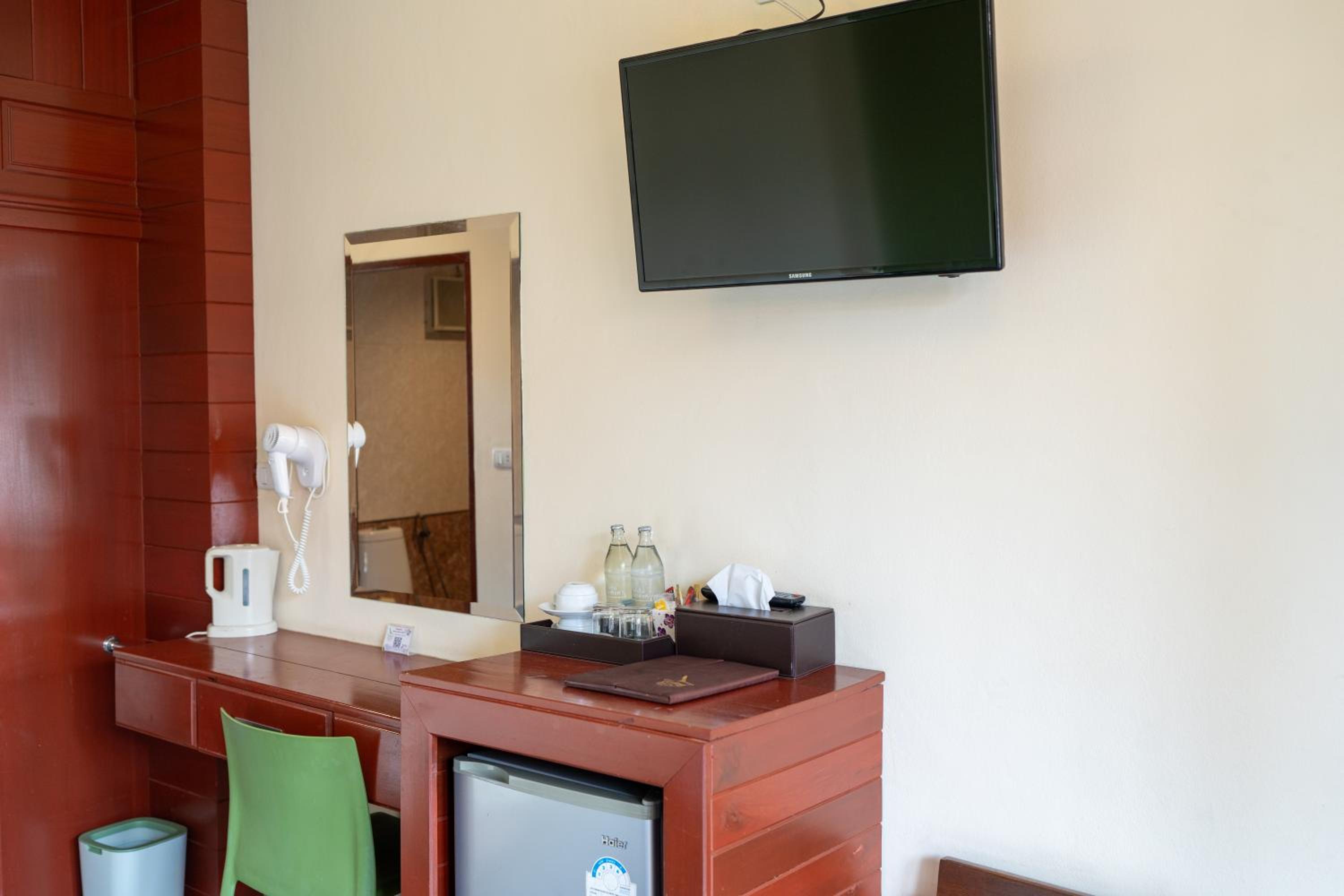 Family Room with Mountain View - Photo 5