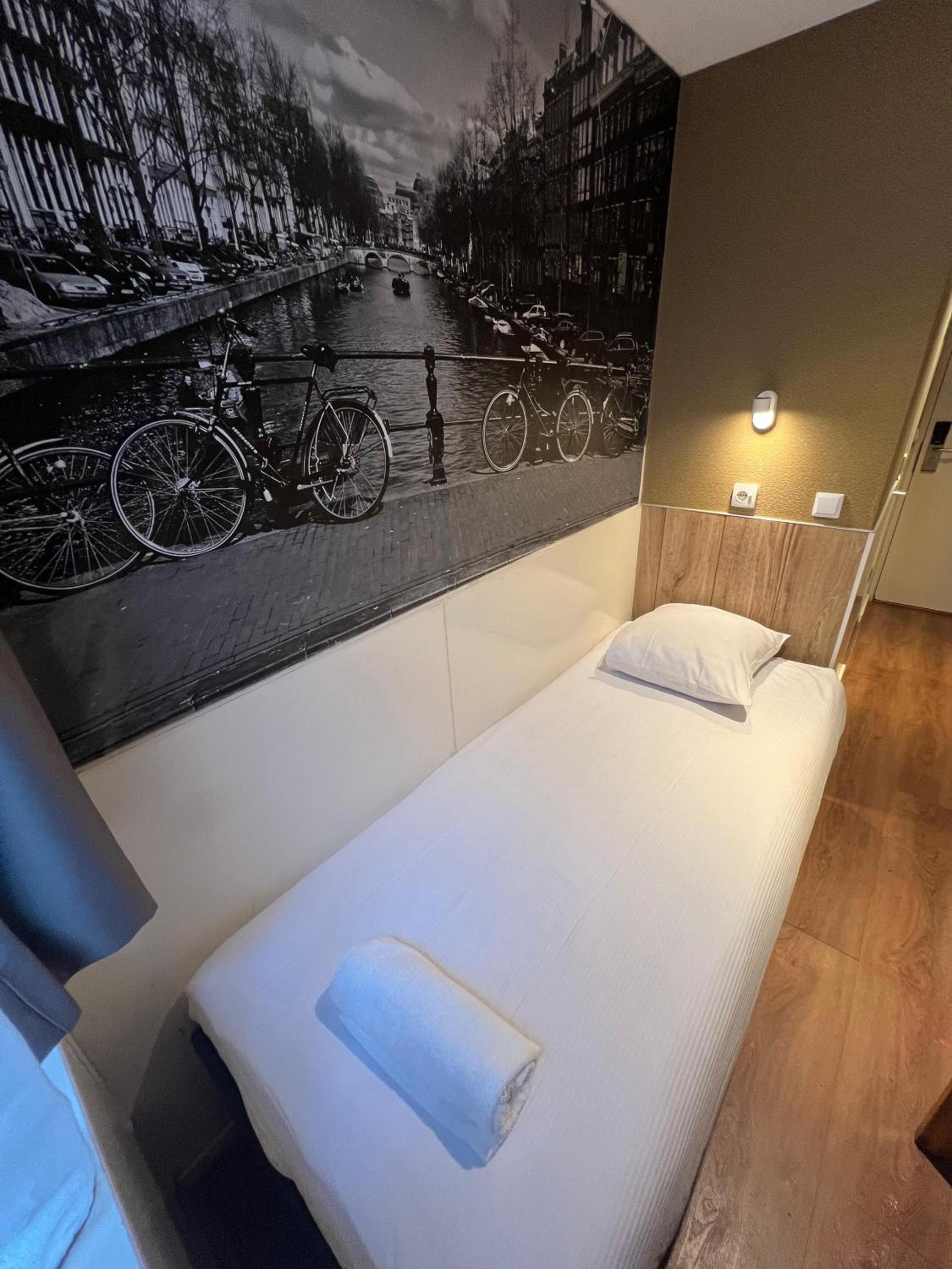 Single Room with Private Shower and Toilet photo 1