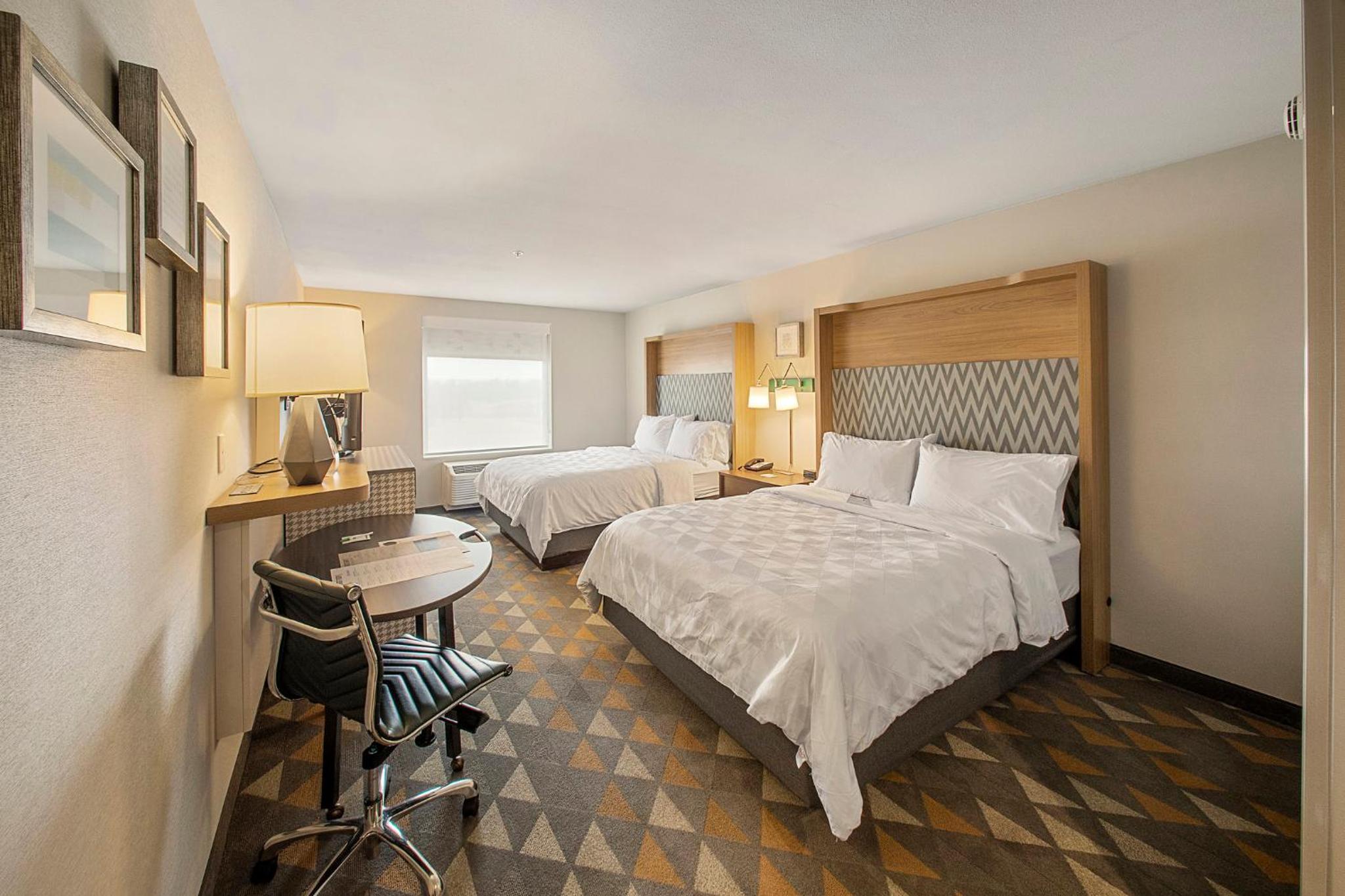 Standard Queen Room with Two Queen Beds and Mobility Accessible Tub photo 3