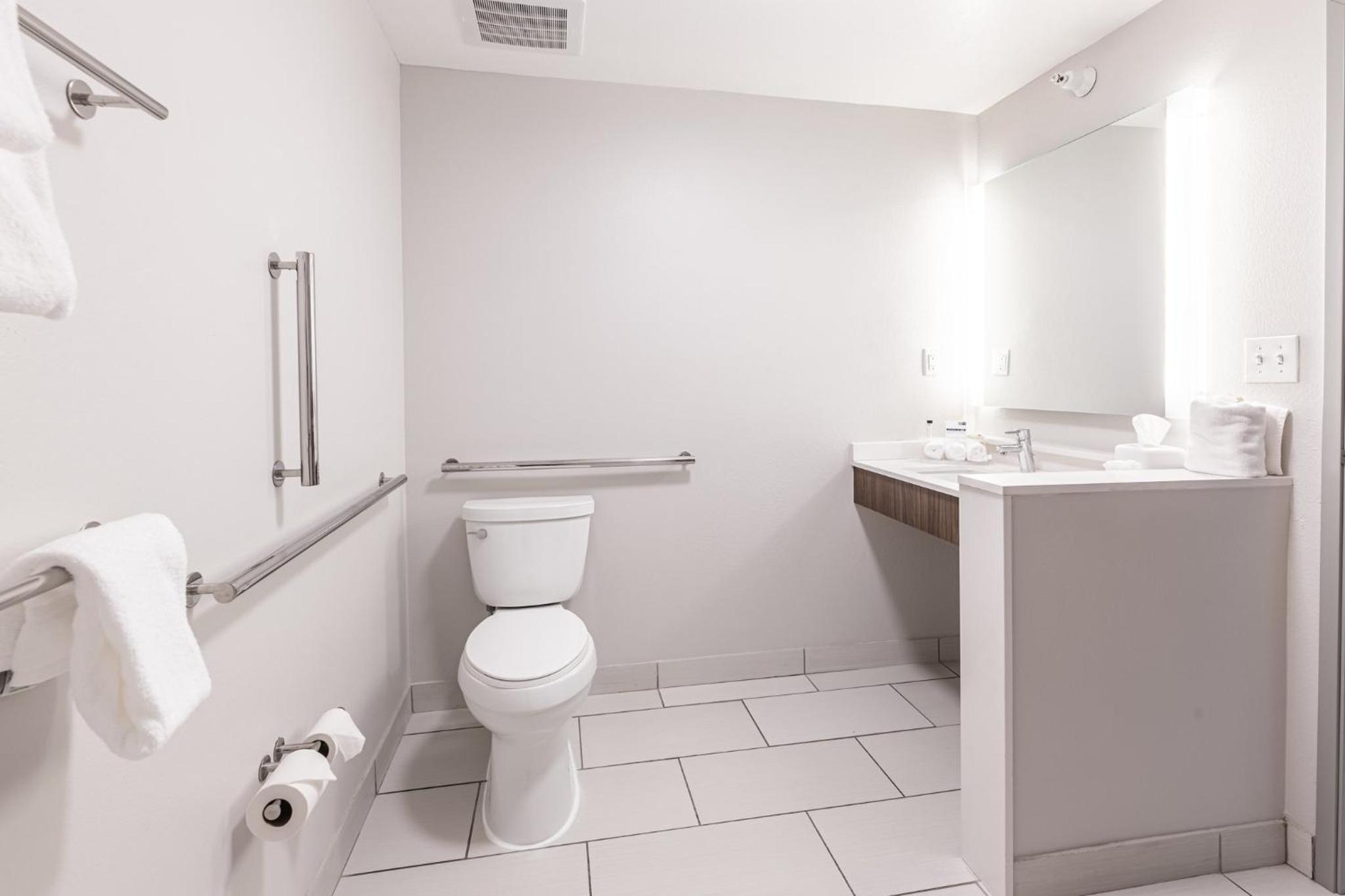 Standard King Room with Mobility Accessible Roll-In Shower photo 3