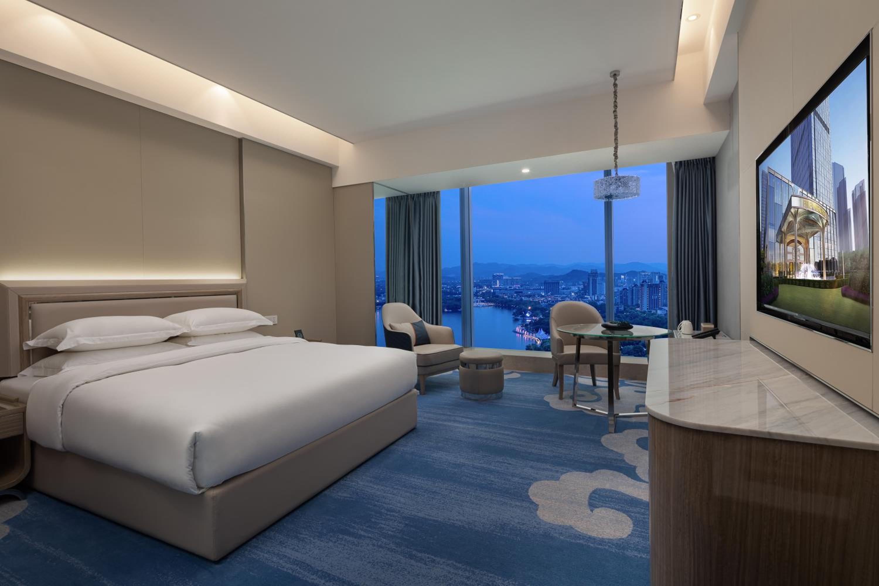Deluxe King Room with Full Lake View