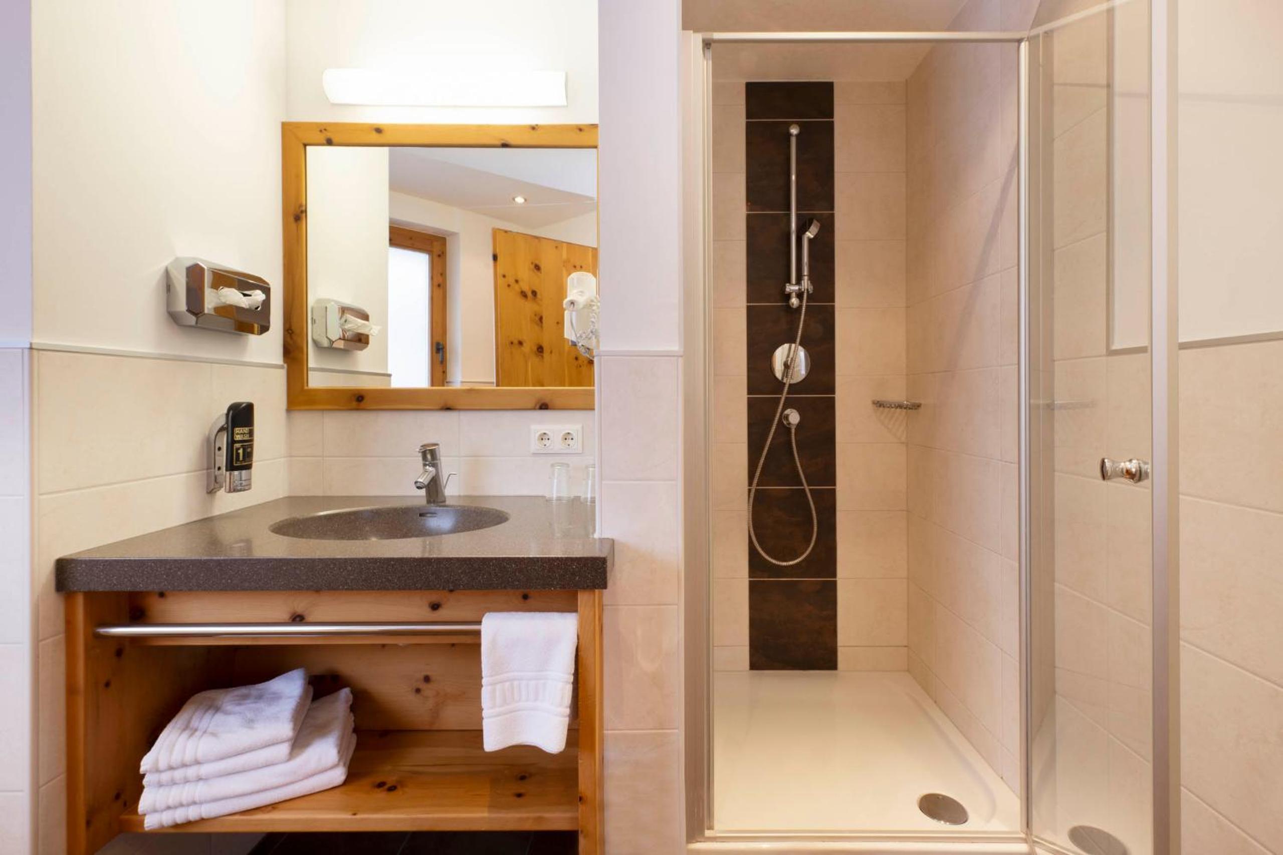 Deluxe Double Room with Balcony - Photo 2