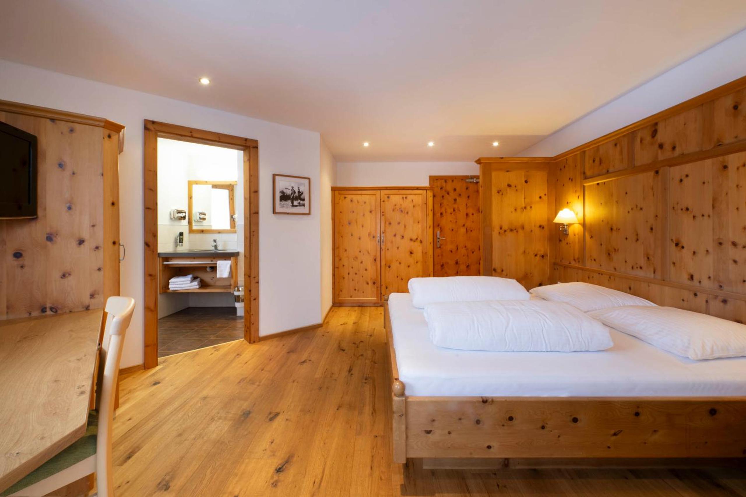 Deluxe Double Room with Balcony - Photo 3