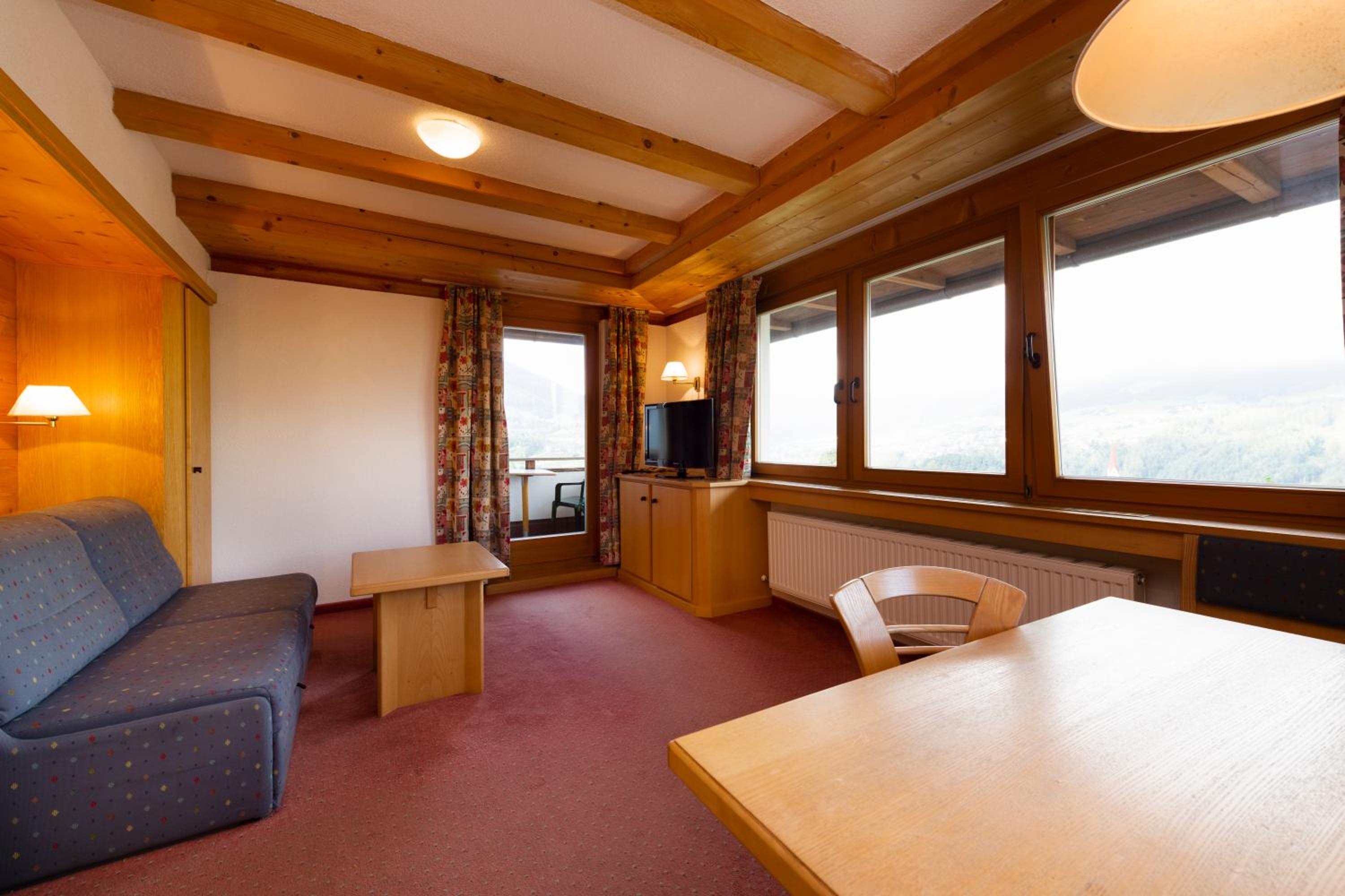 Junior Suite with Balcony - Photo 4