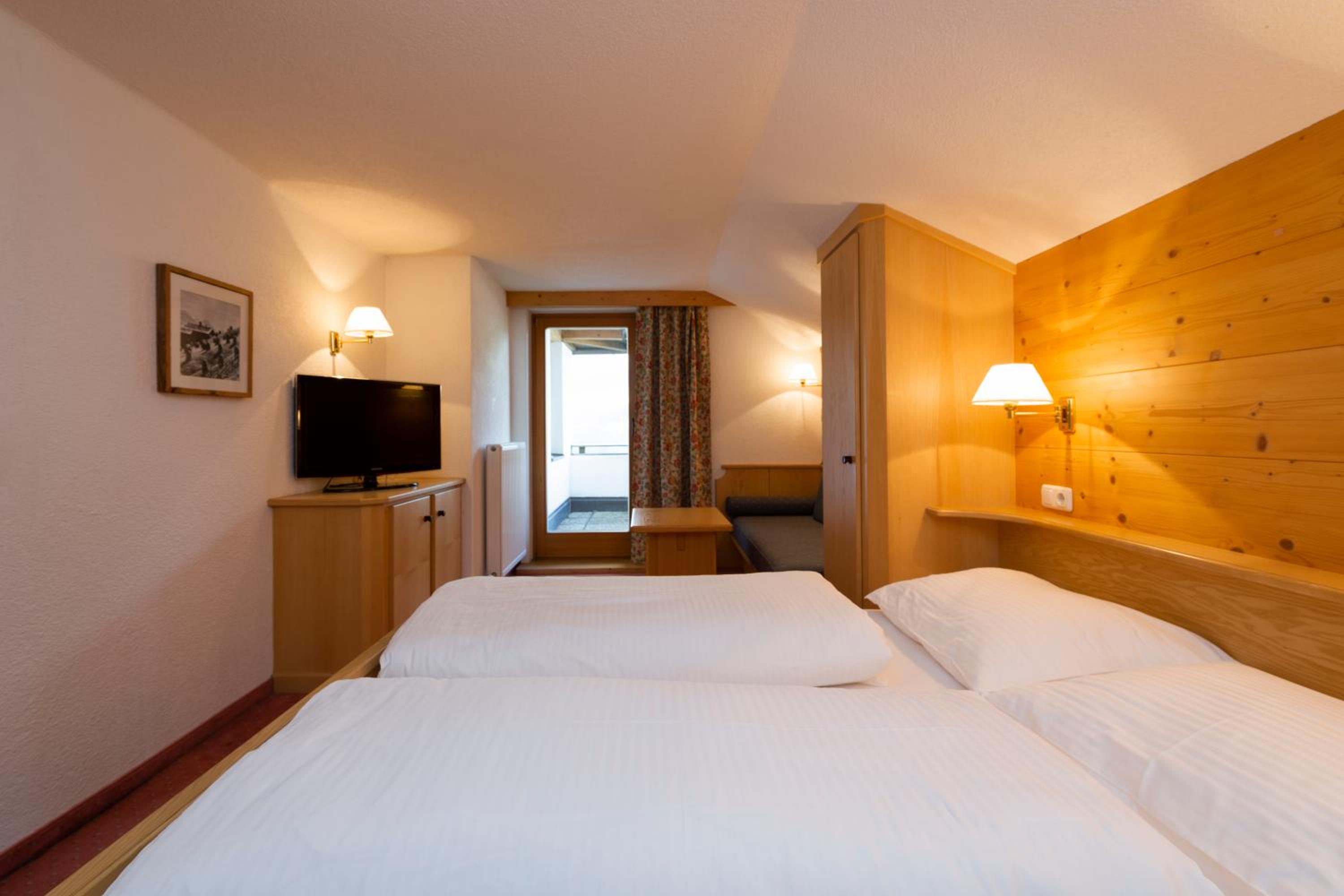 Junior Suite with Balcony - Photo 3