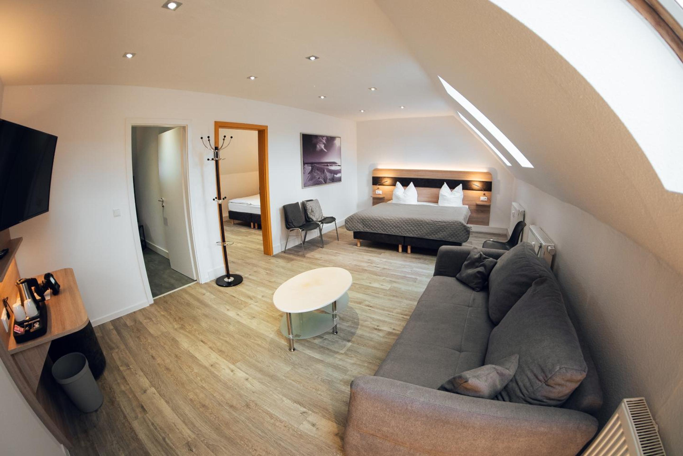 One-Bedroom Suite - Photo 11