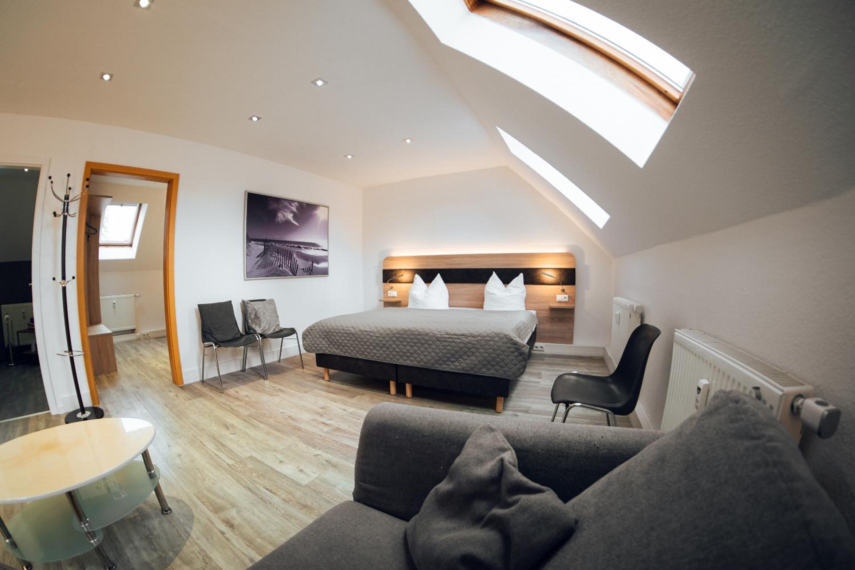 One-Bedroom Suite - Photo 8