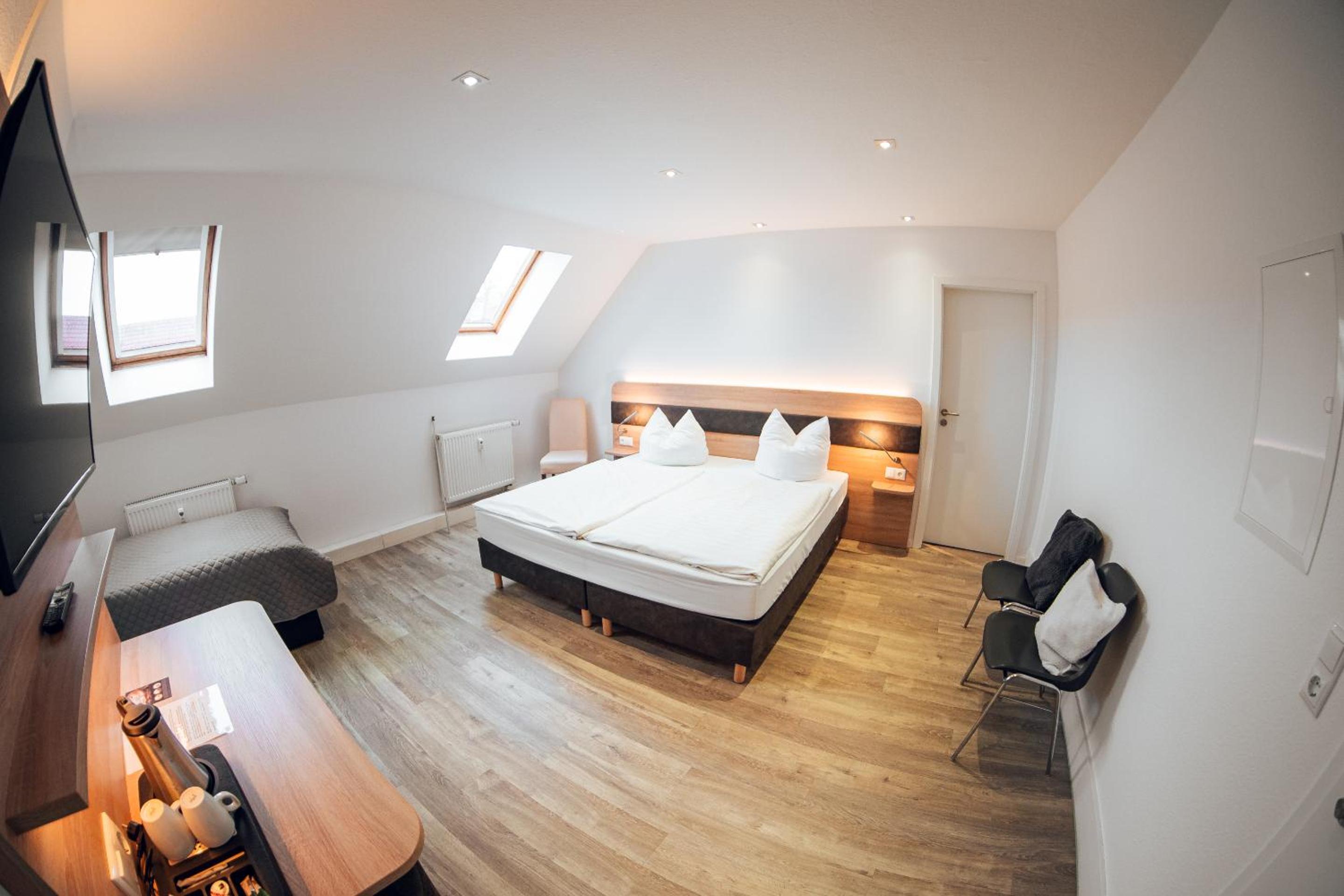 Deluxe Triple Room - Photo 11