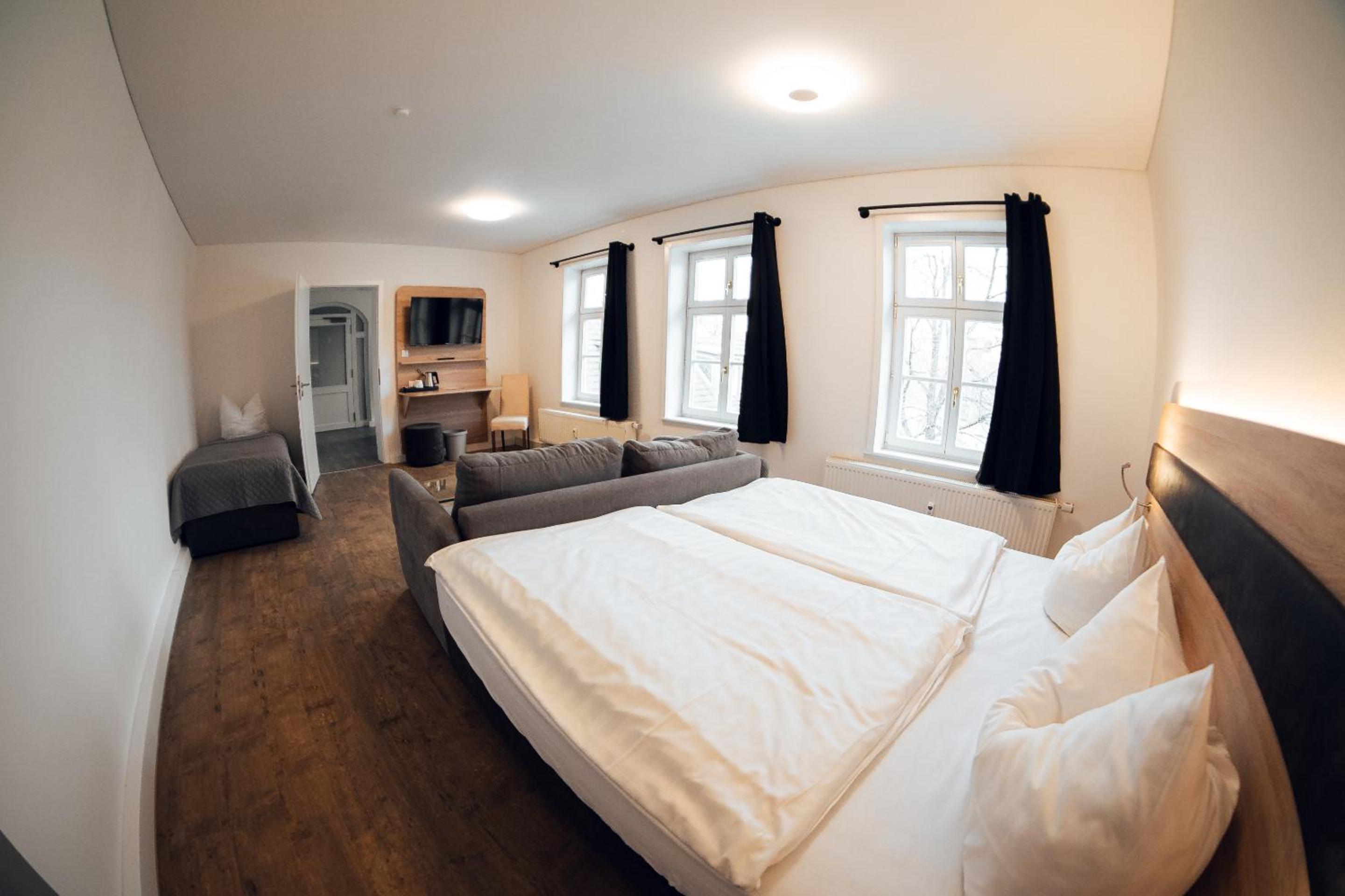 One-Bedroom Suite - Photo 18