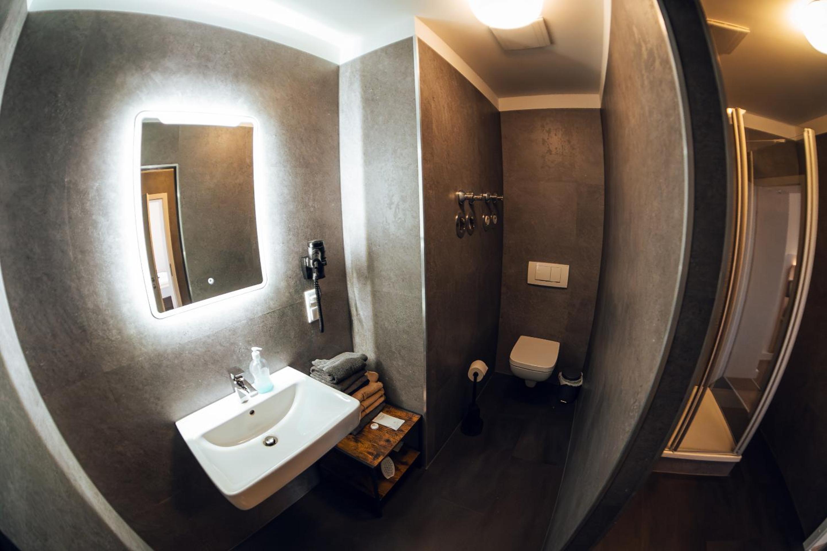 One-Bedroom Suite - Photo 23