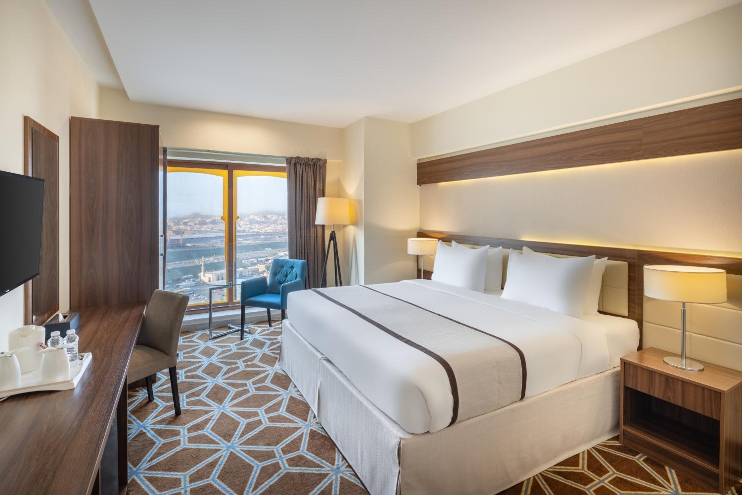 Executive Suite - Photo 2