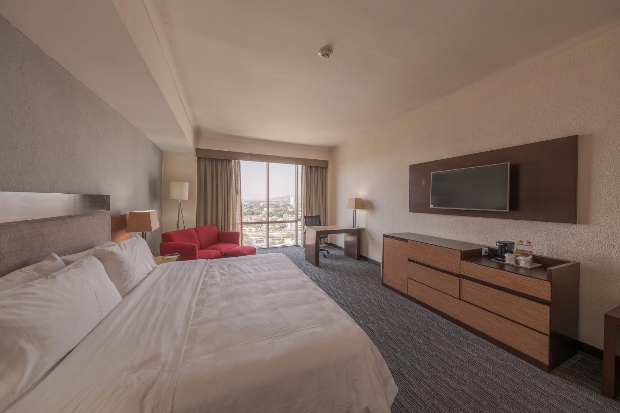Premium King Room - Photo 9