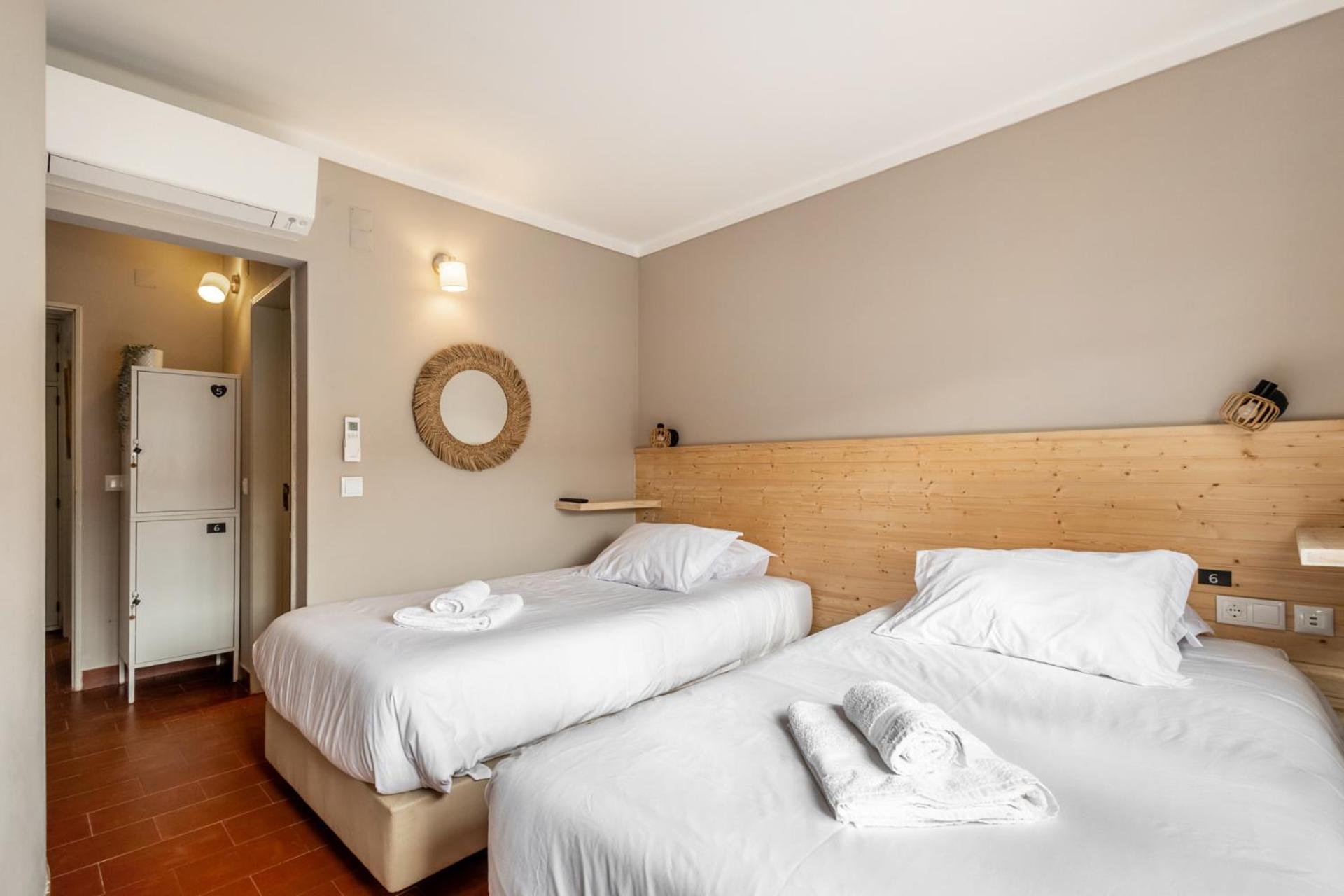 Twin Room with Private Bathroom - Photo 2