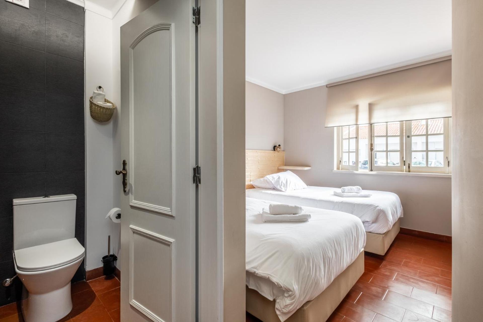 Twin Room with Private Bathroom - Photo 1