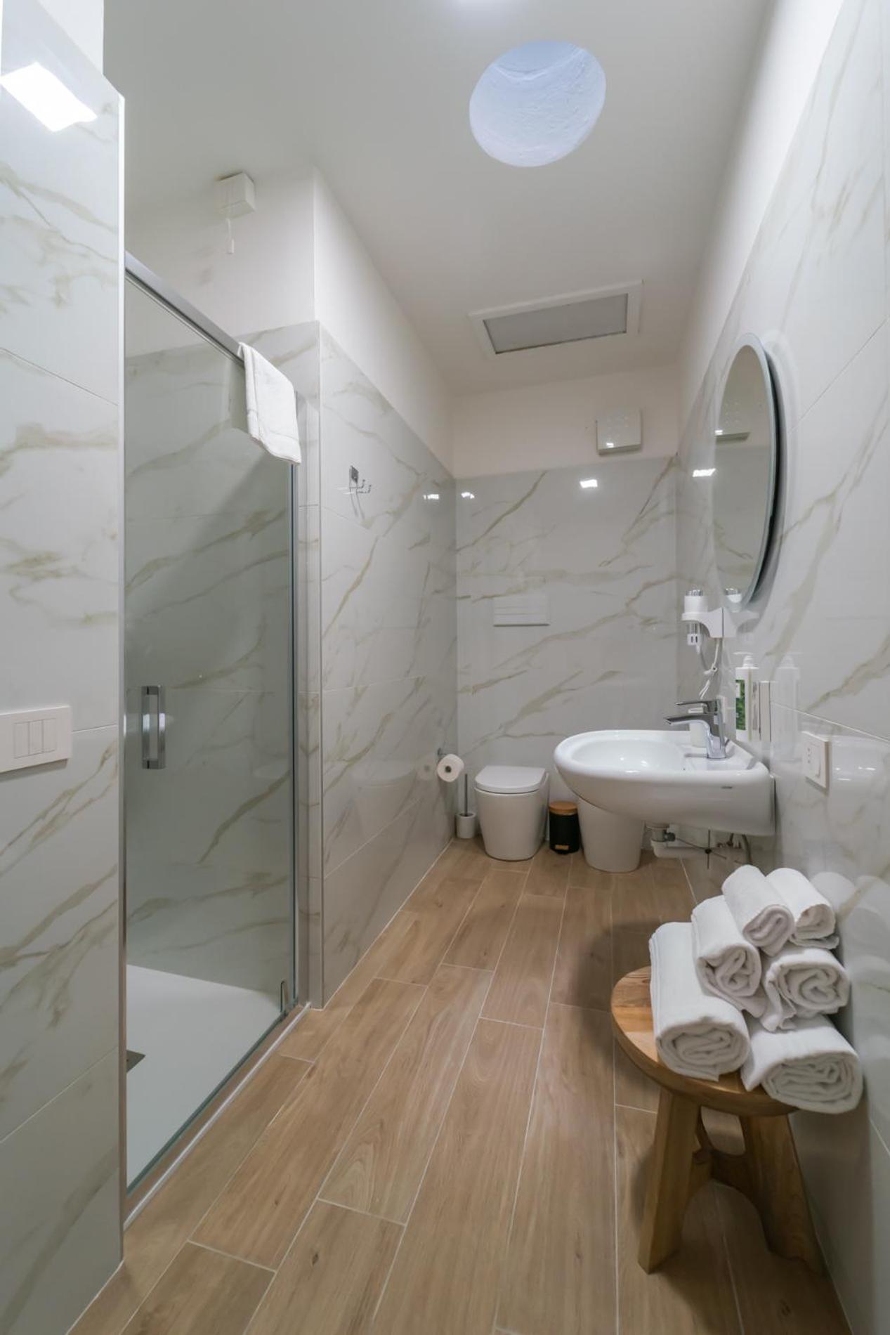 Twin Room with Private Bathroom photo 3