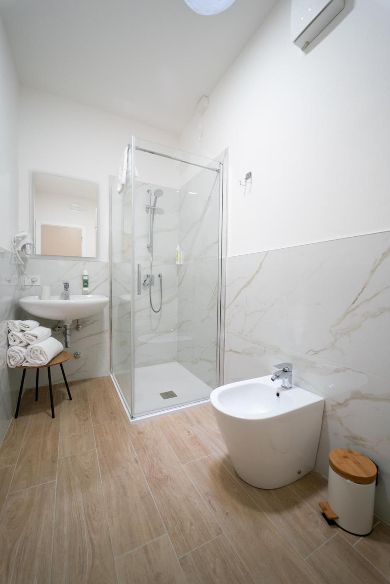 Double or Twin Room with Private Bathroom photo 2