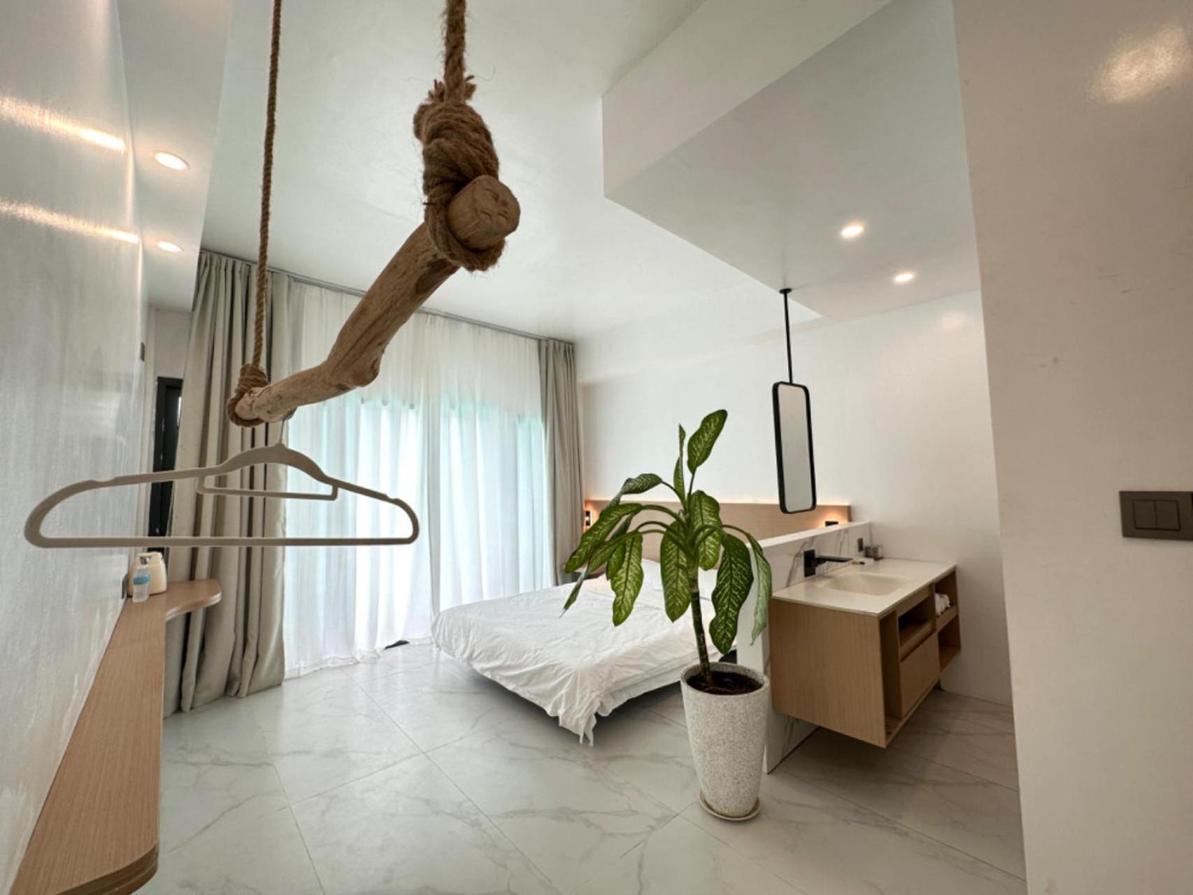 Queen Room with Pool View photo 2