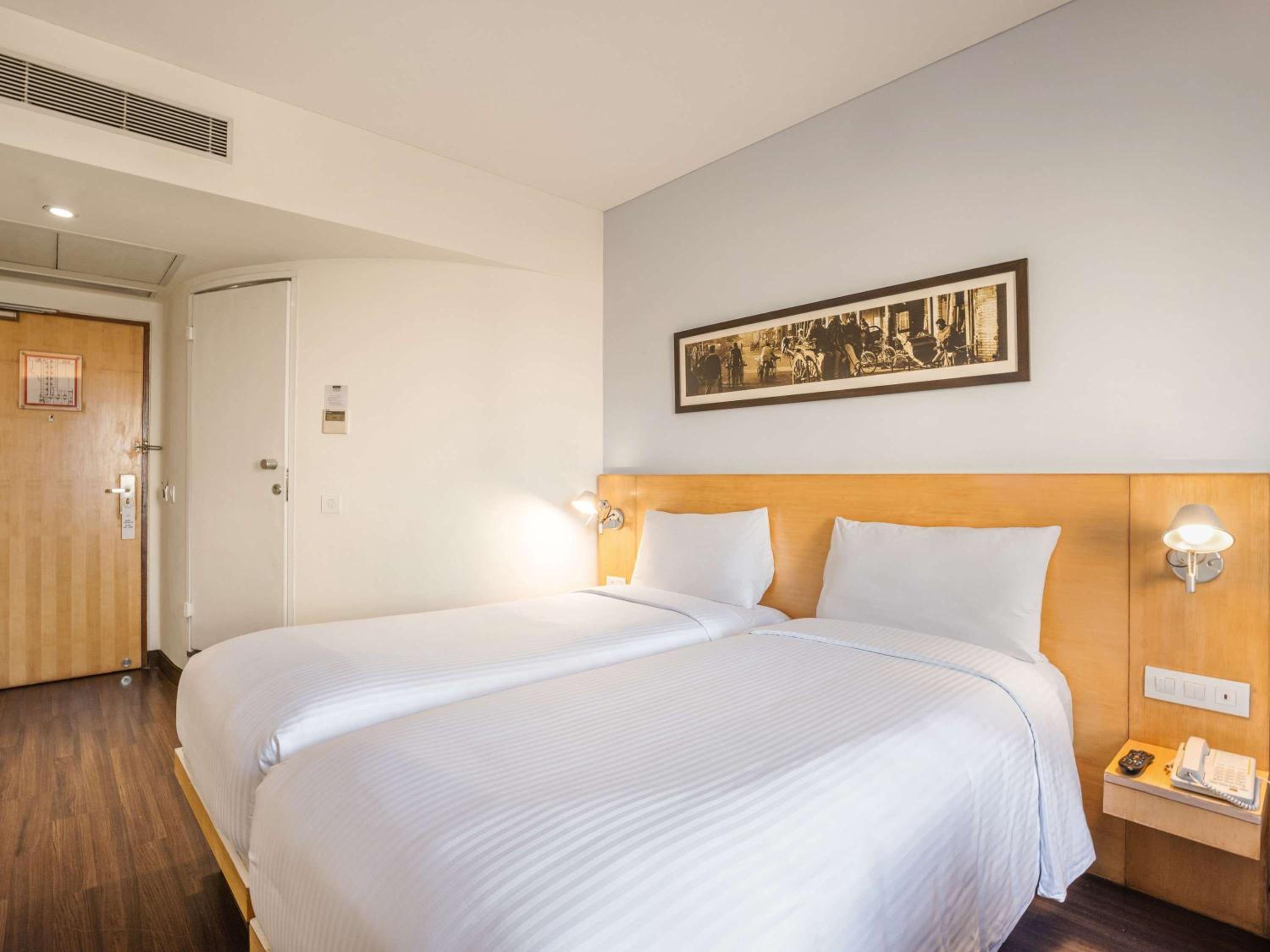 Standard Twin Room - Photo 7