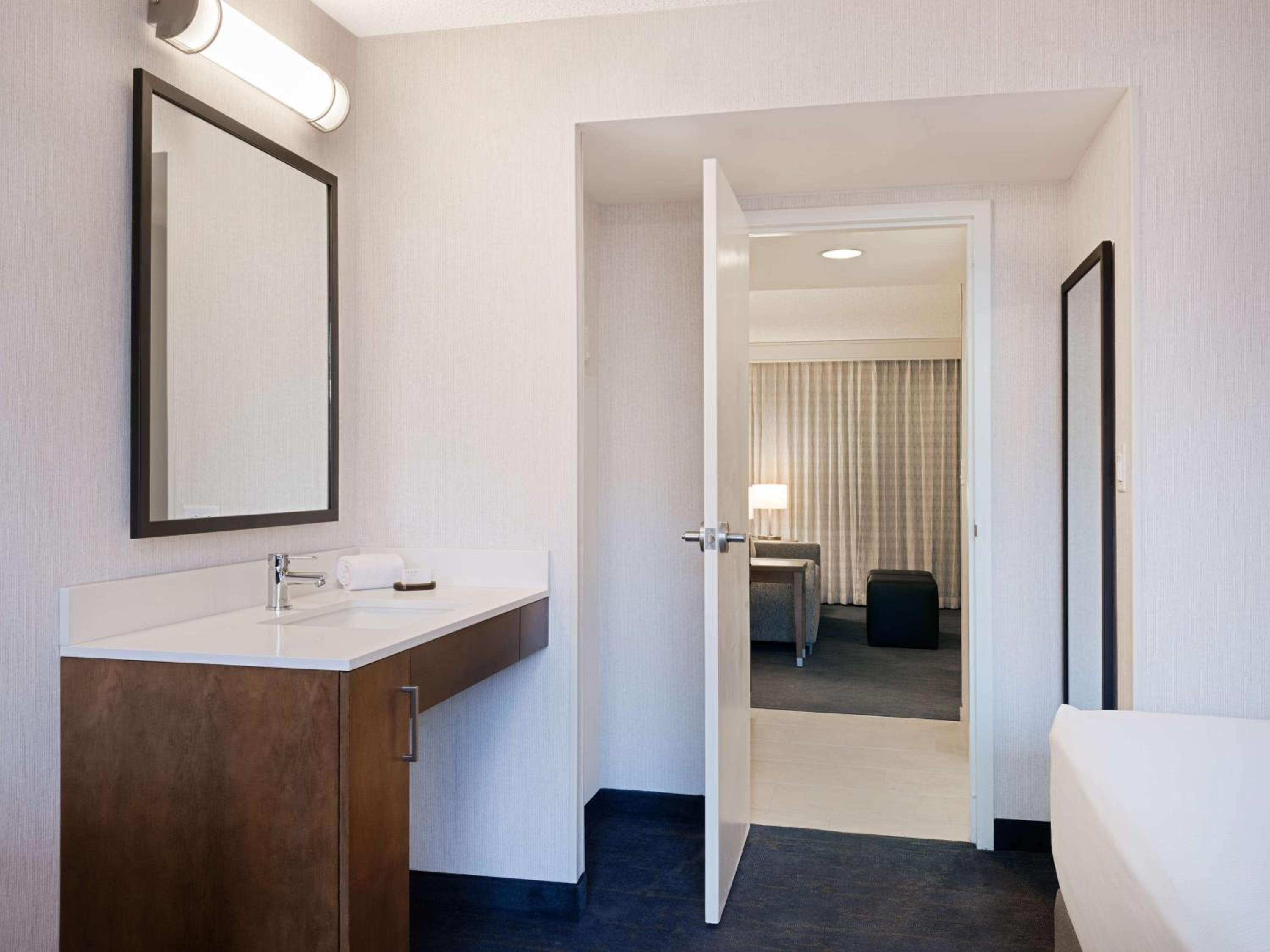 Suite with Two Double Beds - Non-Smoking - Photo 2