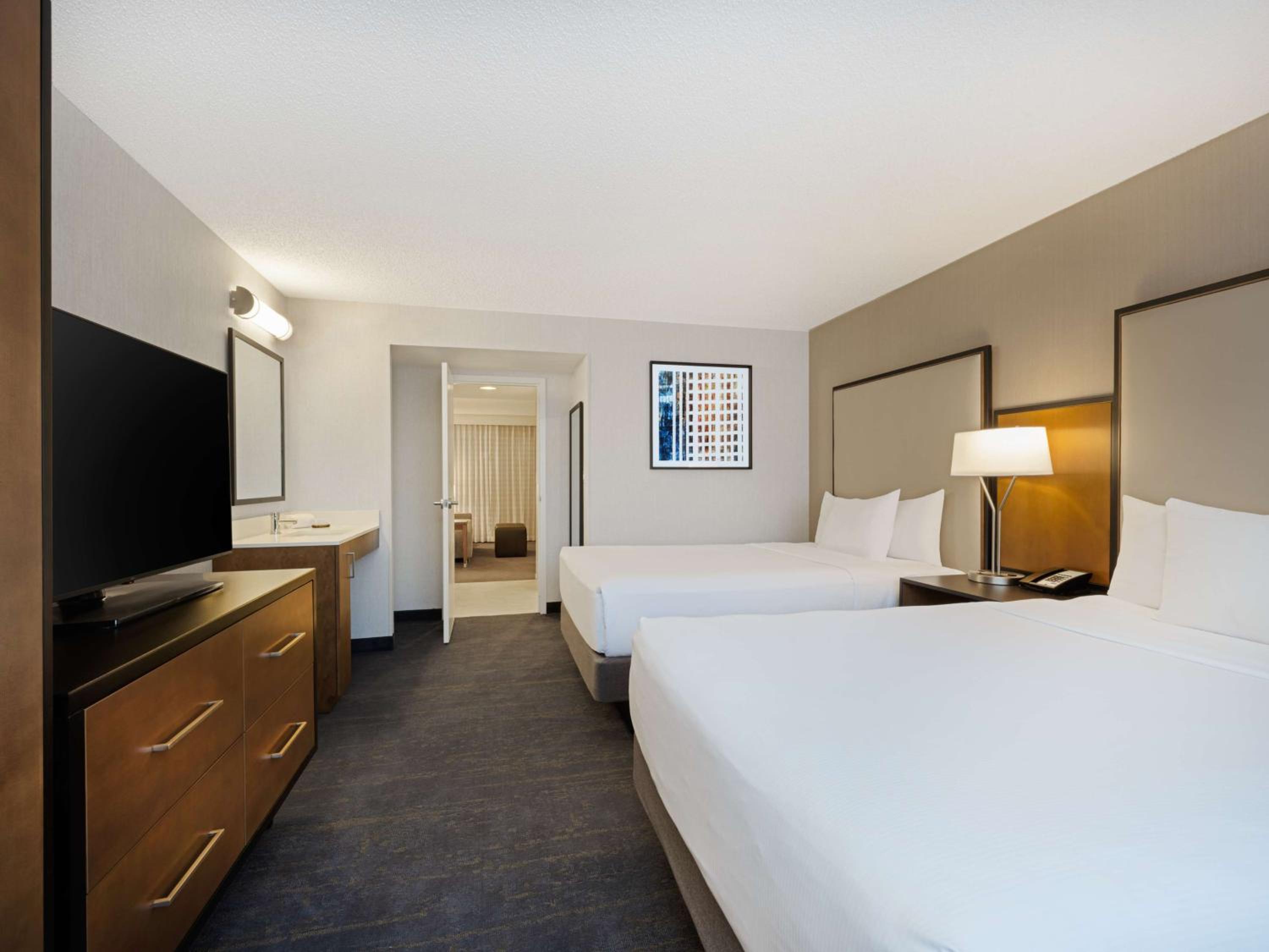 Suite with Two Double Beds - Non-Smoking - Photo 5