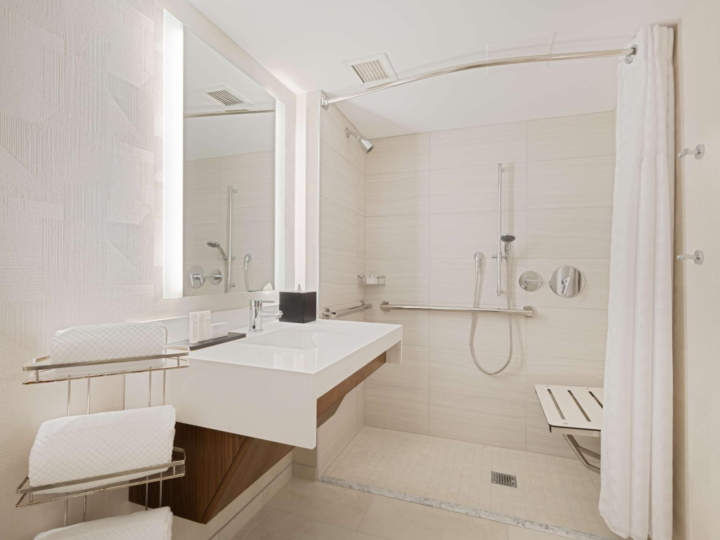 One-Bedroom King Suite with Roll-In Shower - Mobility Access/Non-Smoking - Photo 3