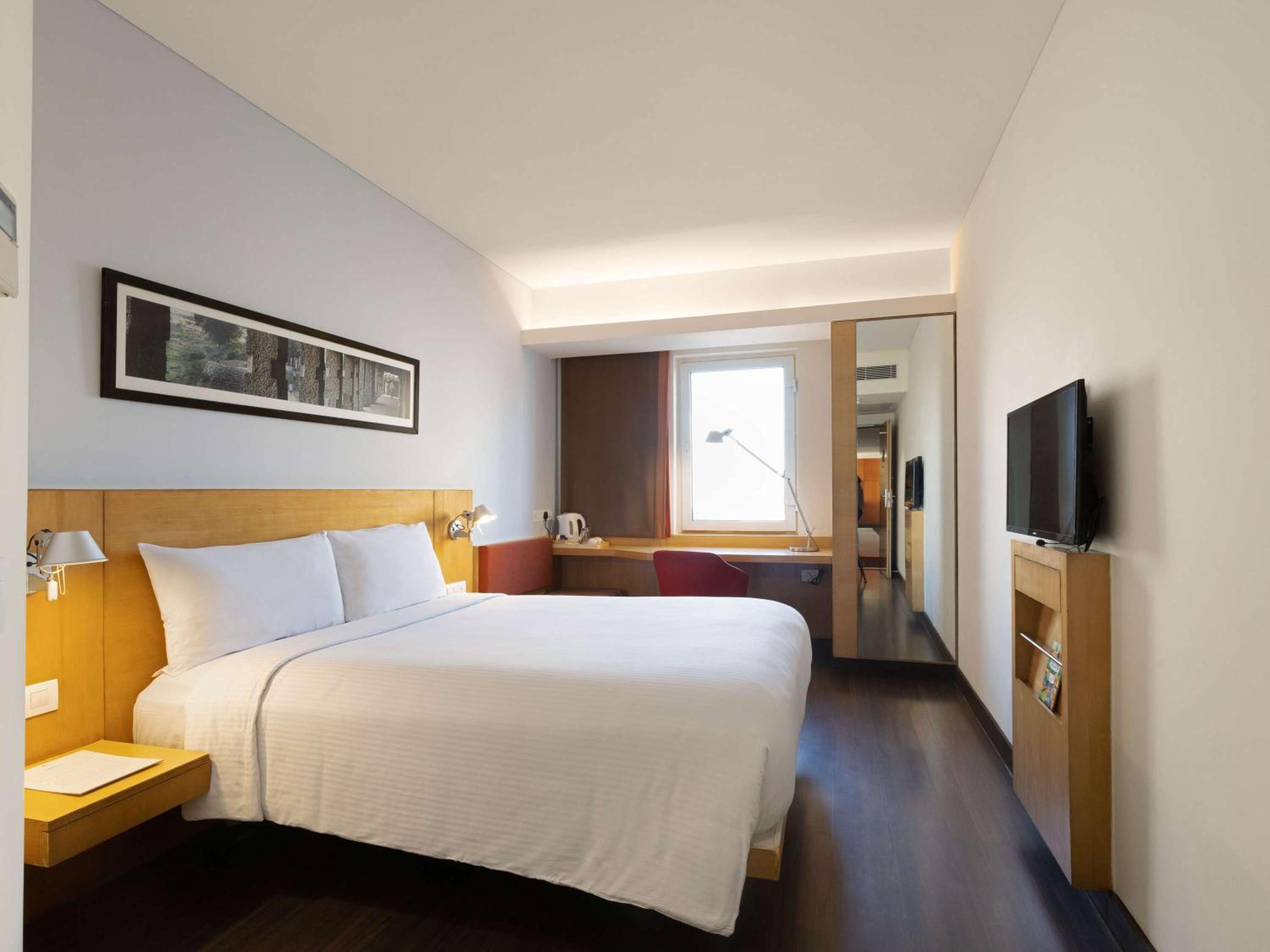 Standard Queen Room - Photo 7