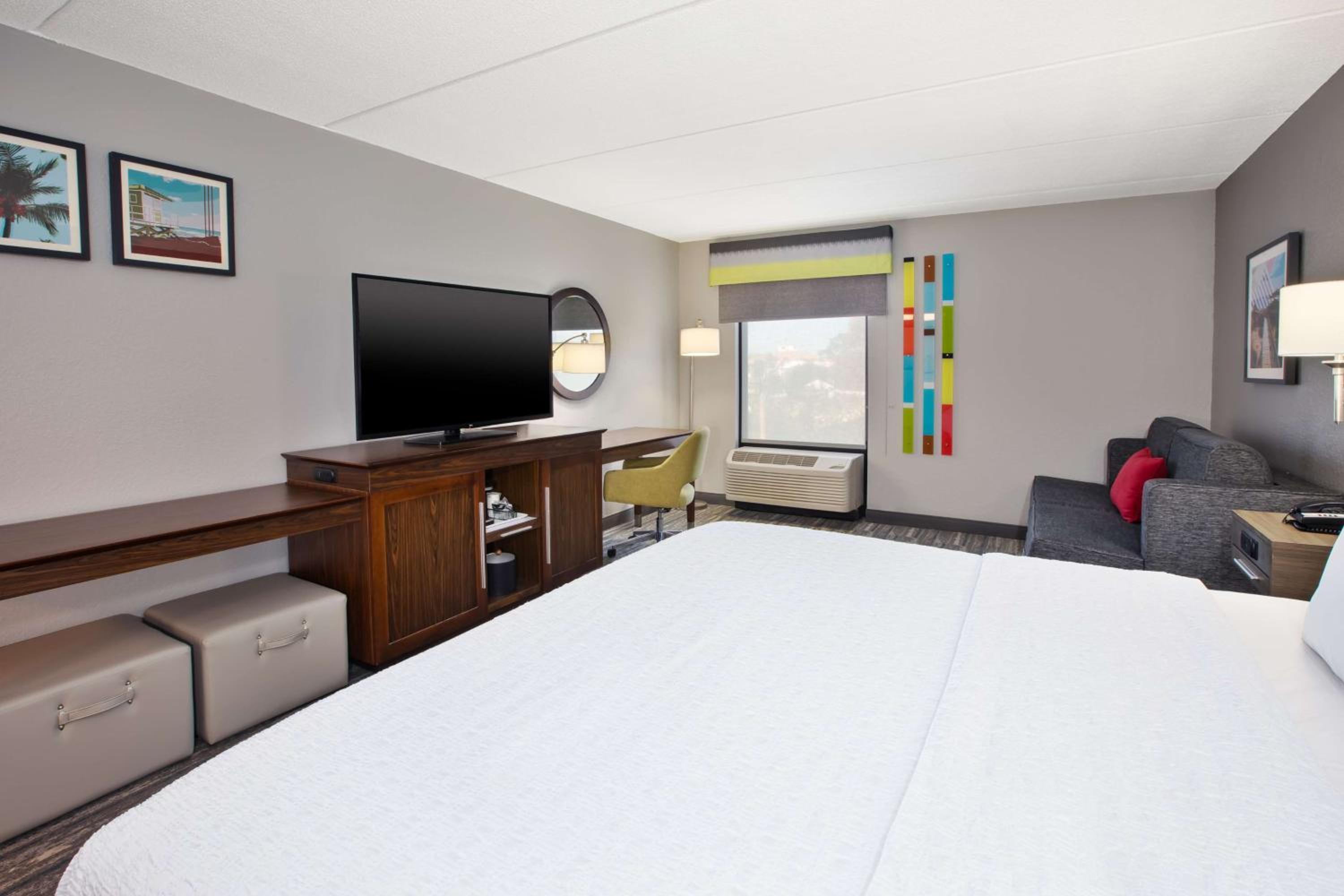 King Room with Accessible Tub - Mobility and Hearing Access/Non-Smoking - Photo 1